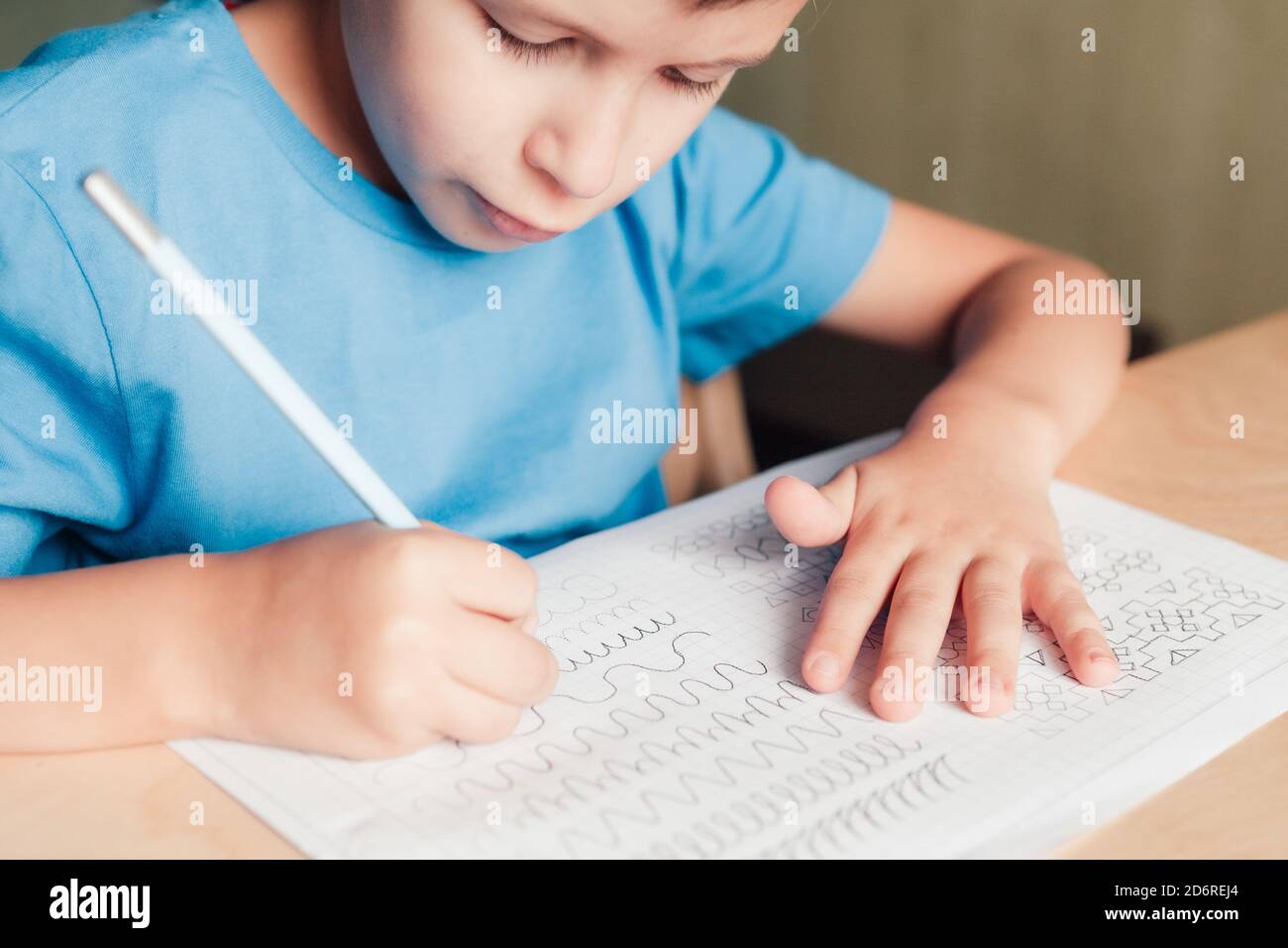Nahaufnahme von kleinen Jungen tun Schreiben Praxis. Konzept der Kindererziehung. Stockfoto