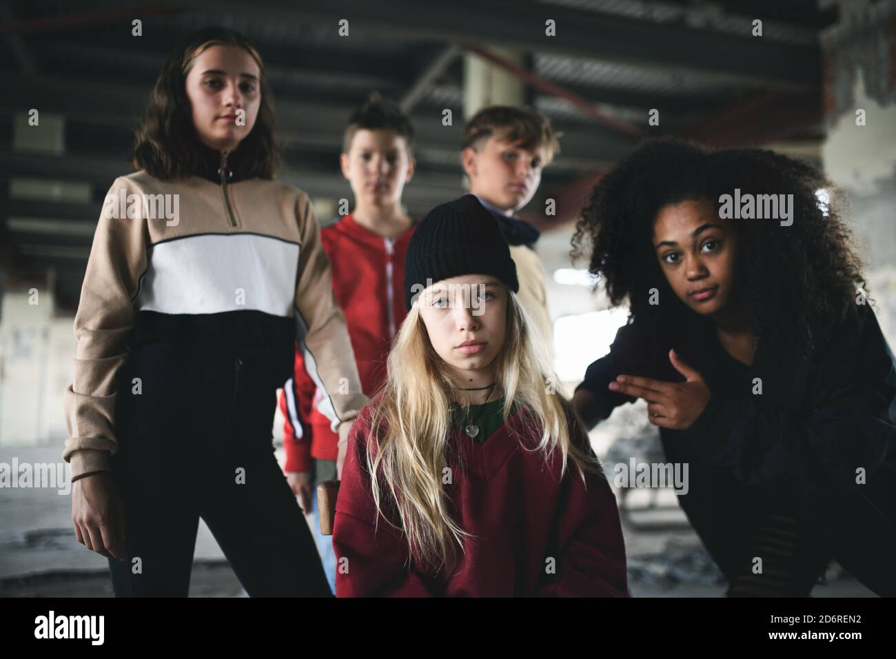 Gruppe von Teenagern Gang stehen drinnen in verlassenen Gebäude, Mobbing Konzept. Stockfoto