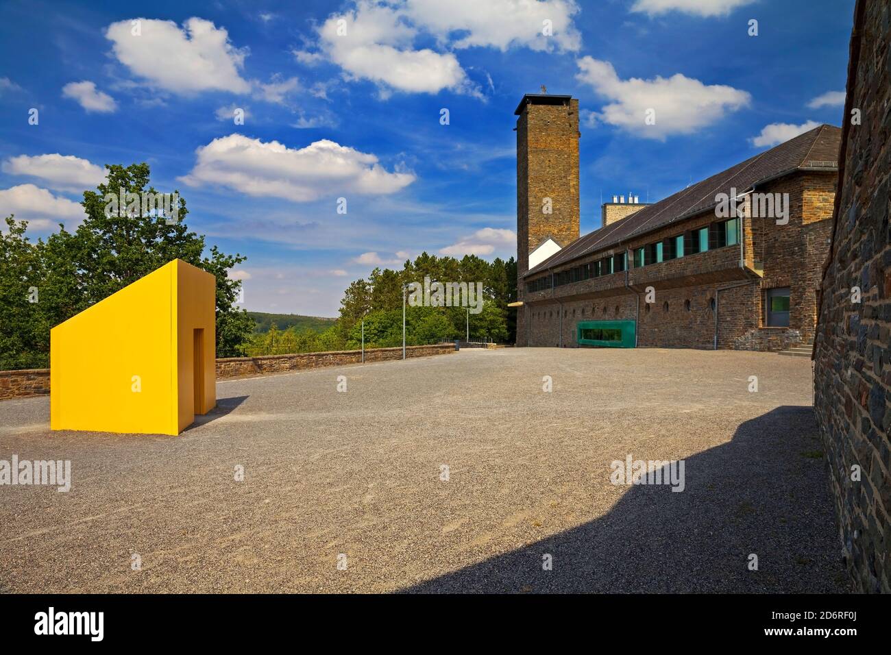 Ehemalige NS-Ordensburg Vogelsang, heute Gedenkstätte mit gelber Skulptur, Deutschland, Nordrhein-Westfalen, Nationalpark Eifel, Schleiden Stockfoto