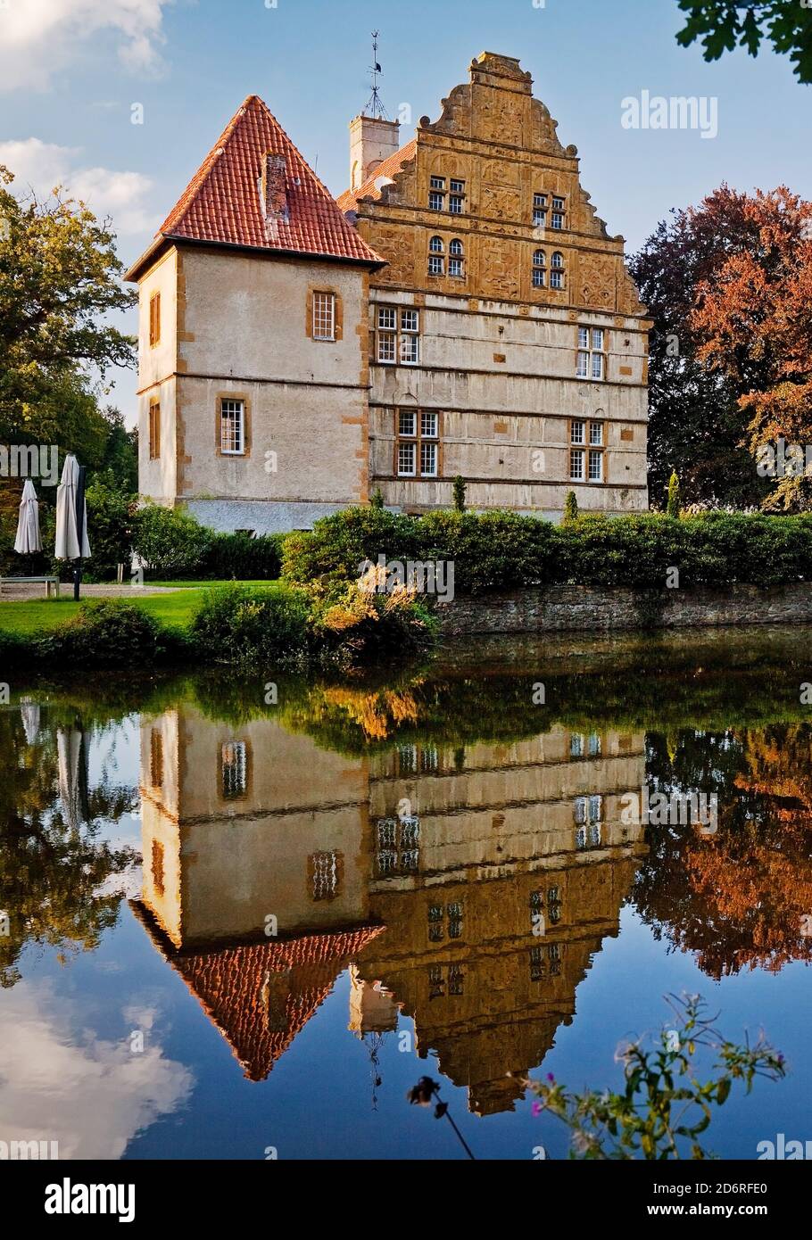 Wasserburg Holtfeld, Deutschland, Nordrhein-Westfalen, Ostwestfalen, Borgholzhausen Stockfoto