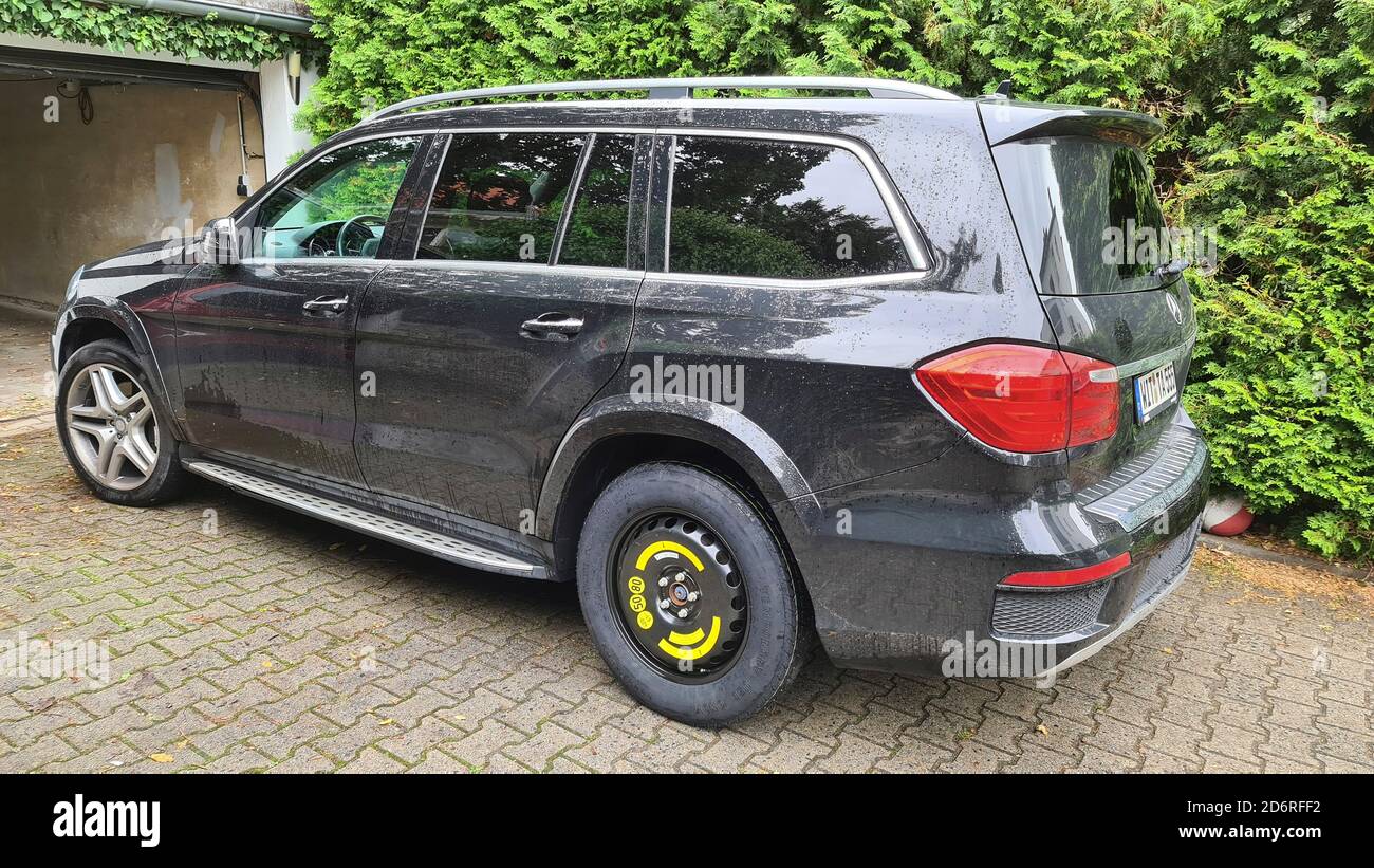 Auto mit Notrad nach Reifenausfall, Deutschland Stockfoto