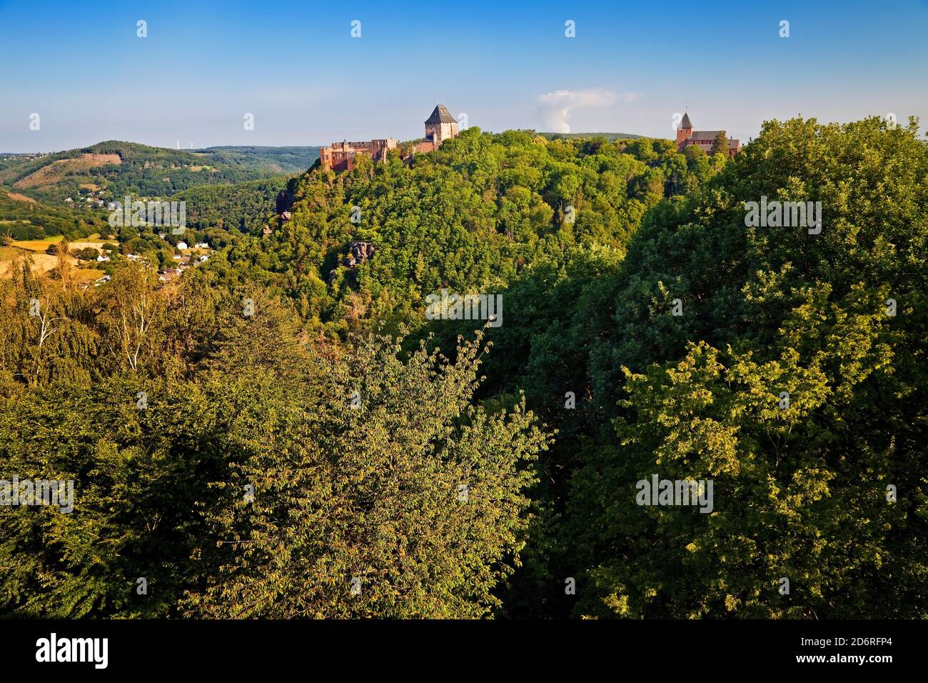 blick auf Schloss Nideggen und Kirche St. Johannes Baptist, Deutschland, Nordrhein-Westfalen, Eifel, Nideggen Stockfoto