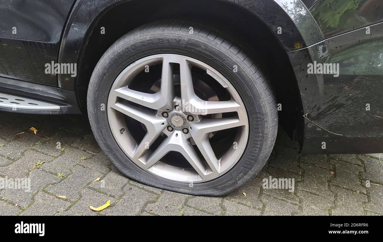 Auto mit Reifenpanne, Deutschland Stockfoto