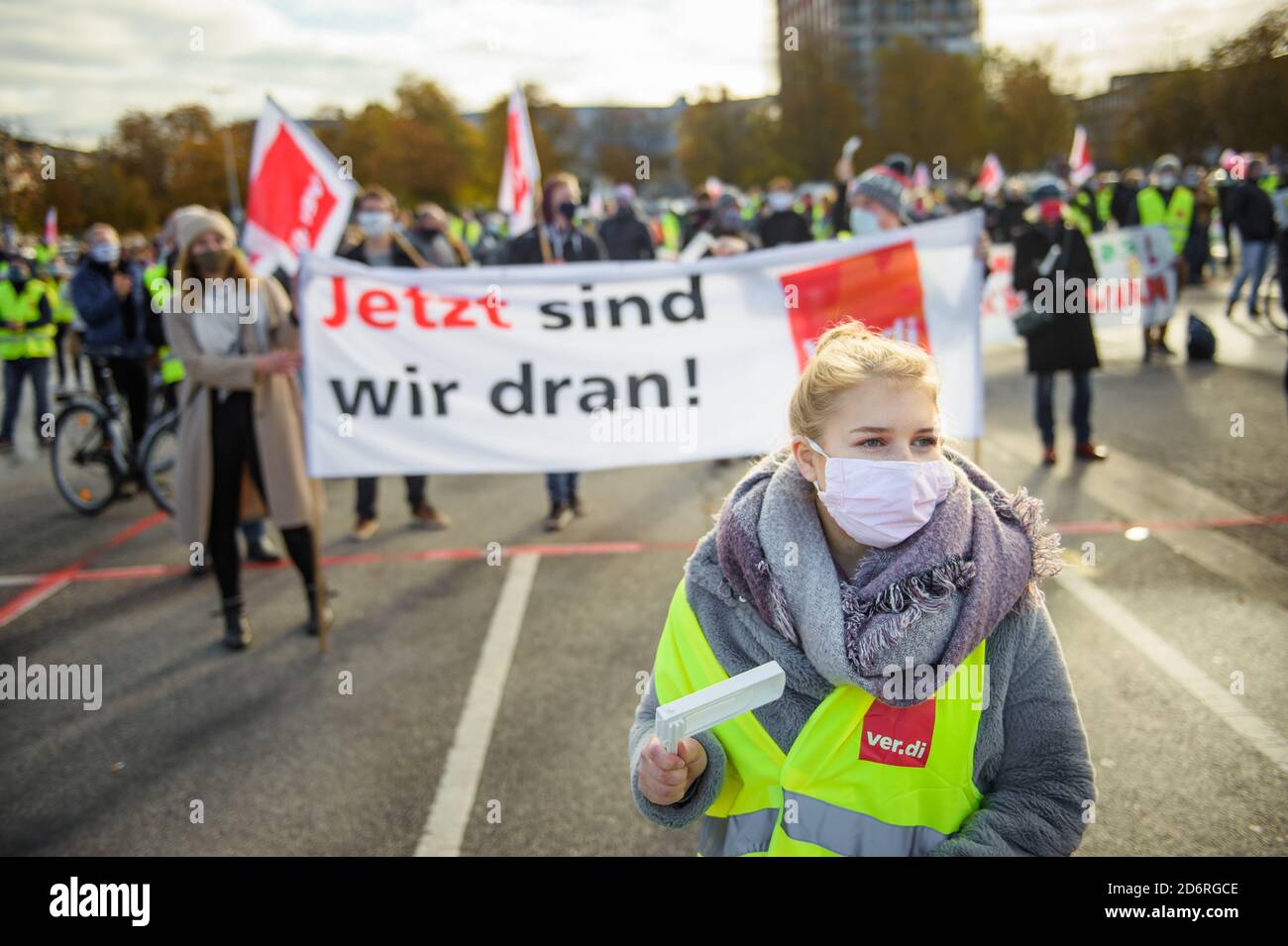 Kiel, Deutschland. Oktober 2020. Teilnehmer einer Streikkundgebung auf dem Paradeplatz halten ein Transparent mit der Aufschrift "Jetzt sind wir an der Reihe!" In ihren Händen während des öffentlich-rechtlichen Token-Streiks. In Schleswig-Holstein streiken neben Kliniken und Kinderbetreuungseinrichtungen auch Stadtwerke, Stadtverwaltungen und Entsorgungsbetriebe sowie Wasser- und Schifffahrtsämter, Theater, kommunale Krankenhäuser, Kindertagesstätten, Notdienste, Sparkassen und Arbeitsämter. Quelle: Gregor Fischer/dpa/Alamy Live News Stockfoto