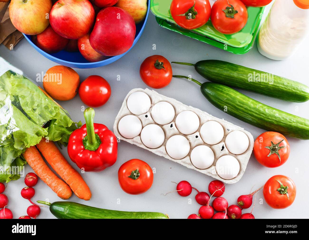 Gesunde Lebensmittel Hintergrund, Gemüse, Obst, Eier und Milchprodukte auf weißem Tisch, Draufsicht Stockfoto