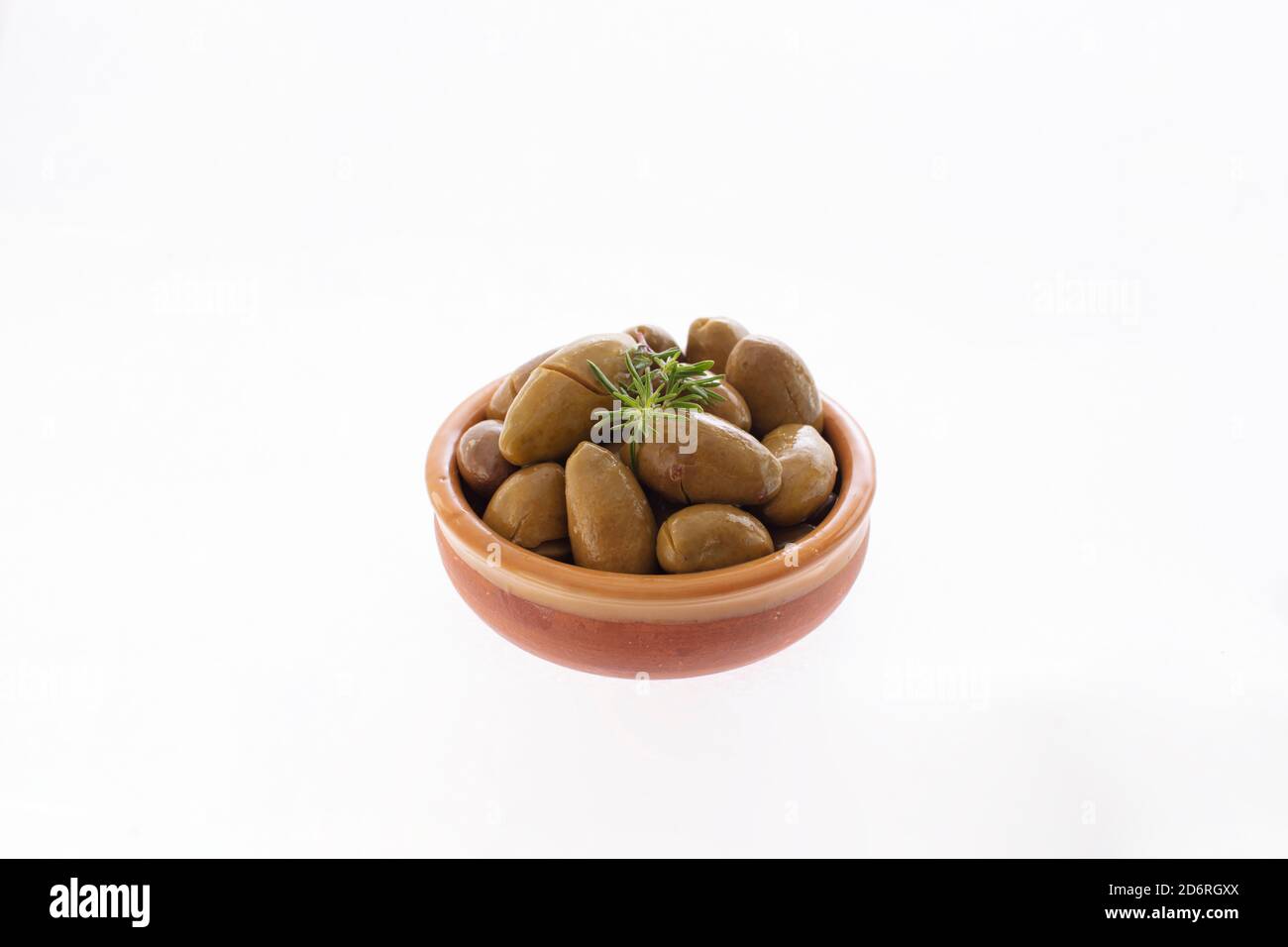 Grüne Kalamata Oliven in Schale Stockfoto