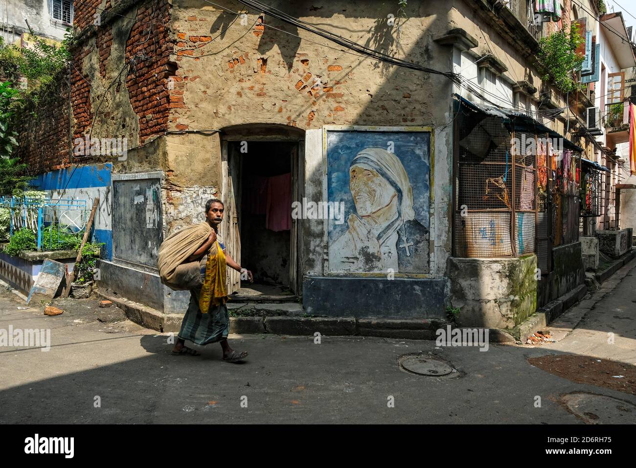 Kolkata, Indien - Oktober 2020: Ein Porträt von Mutter Teresa von Kalkutta auf einer Straßenmauer in Kolkata am 10. Oktober 2020 in Westbengala, Indien. Stockfoto