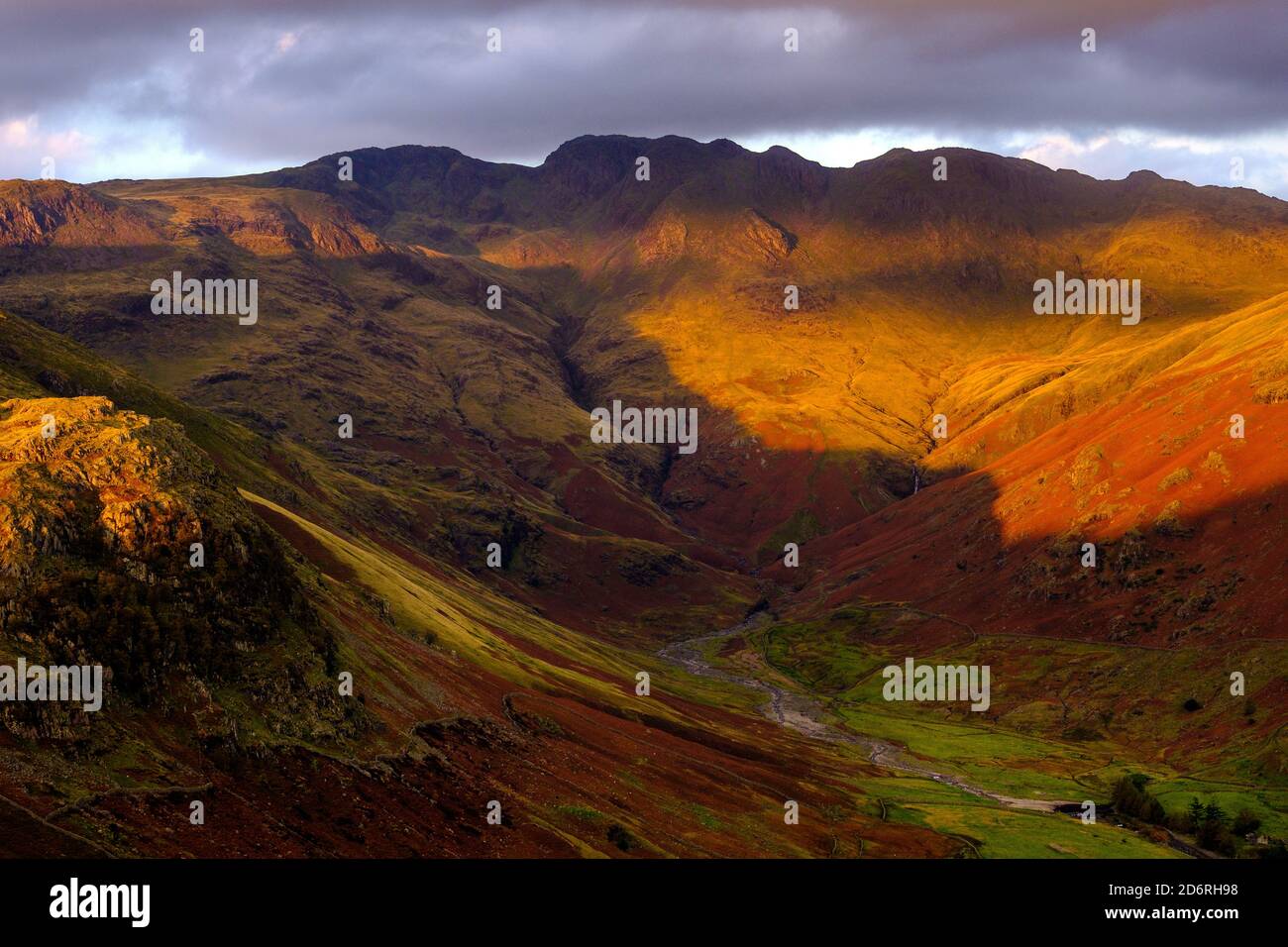 Crinkle Crags und Oxendale von Side Pike. Lake District National Park Stockfoto