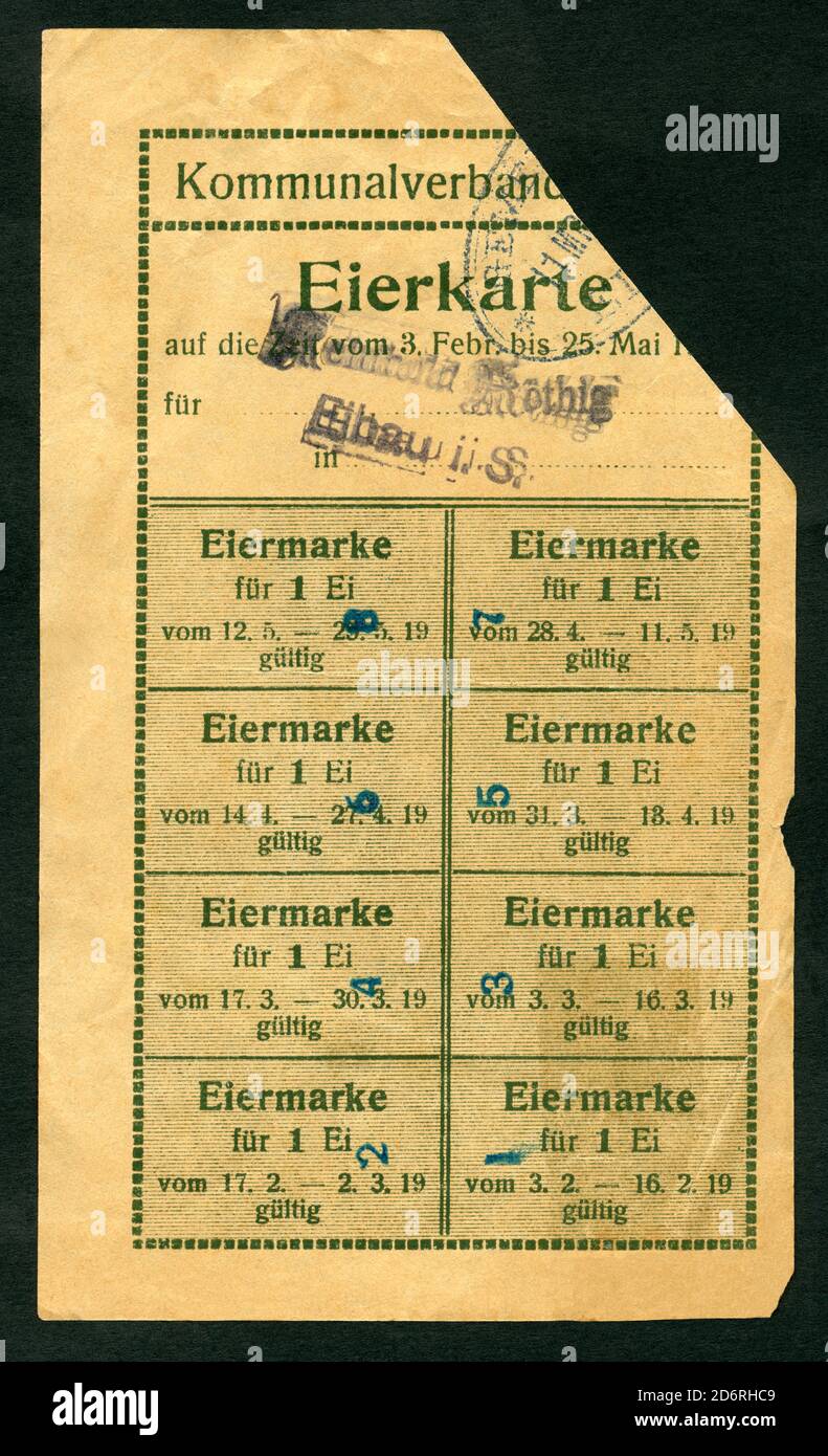 Europa, Deutschland, Sachsen, Eibau, Zeit des 1. Weltkrieges , Lebensmittelkarte für Hier, herausgegeben vom Kommunalverband Löbau ? , gültig vom 3. 1917 bis 25. 5. 1917 oder 1918 , Größe 8,7 cm x 14,7 cm , Motiv darf nur für journalistische oder wissenschaftliche Zwecke genutzt werden, Rechte werden nicht vertreten . / Europa, Deutschland, Sachsen, Eibau, Zeit des Ersten Weltkrieges, Rationsmarken für Eier, herausgegeben vom Stadtverband Löbau? , gültig ab 3. 2. 1917 bis 25. 5. 1917 oder 1918, Größe 8,7 cm x 14,7 cm, Bild nur für journalistische oder akademische Zwecke, gibt es keine Rechte. Stockfoto