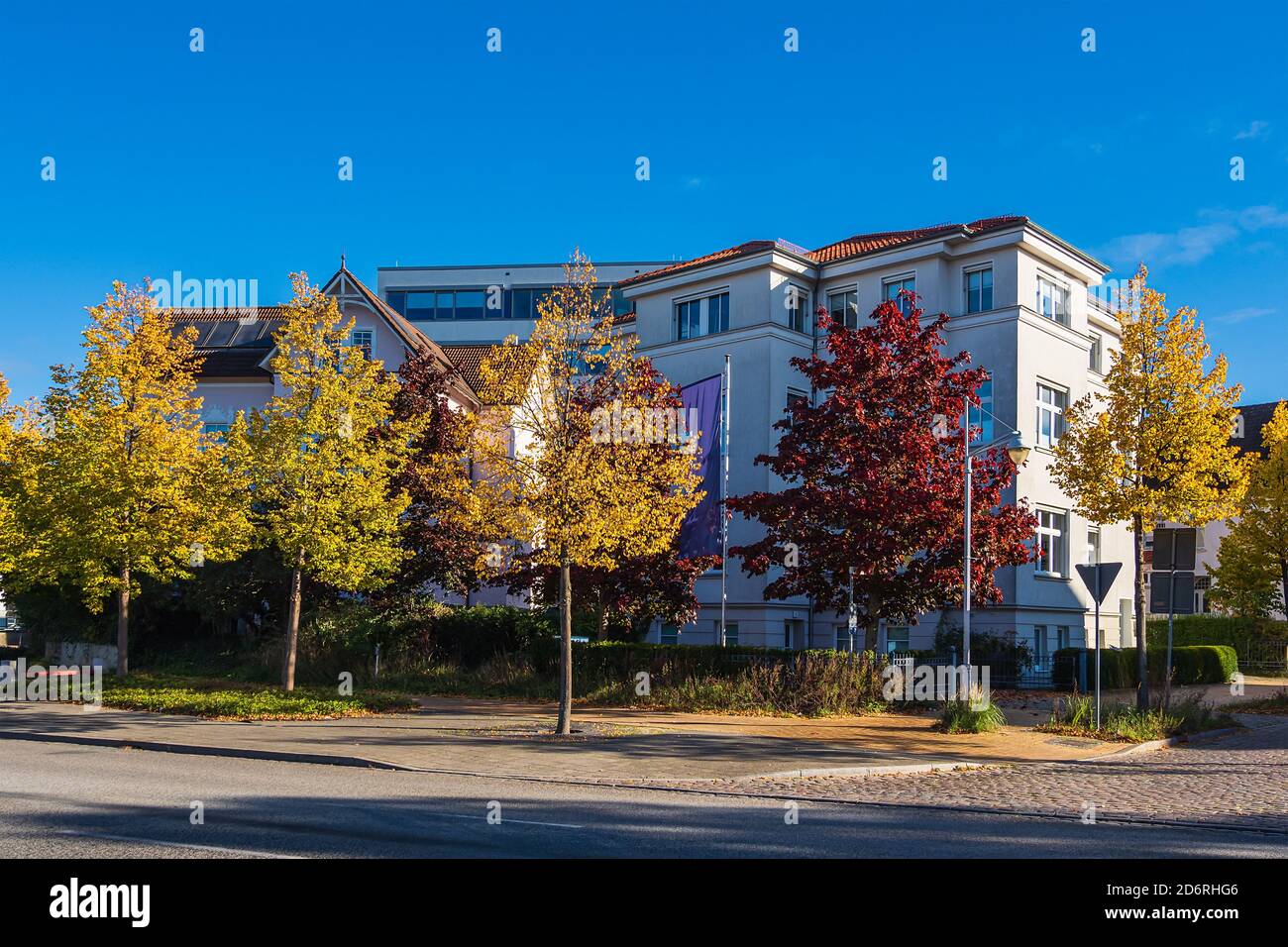 Modernes Gebäude im Herbst in der Stadt Rostock, Deutschland. Stockfoto