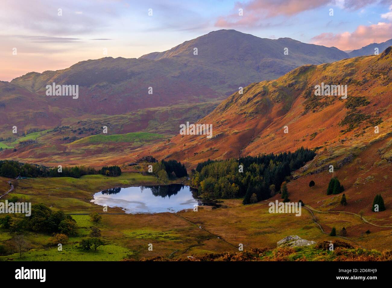 Blea Tarn mit Wetherlam in der Ferne. Lake District National Park Stockfoto