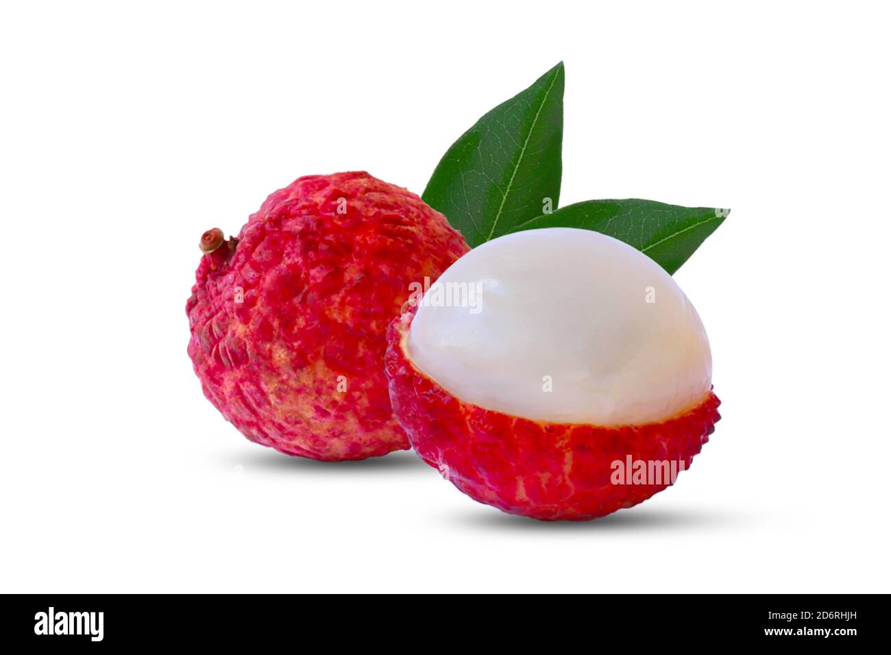 Litschi-Blätter und Litschi-Früchte haben ein süßes und erfrischendes Aroma isoliert auf weißem Hintergrund. Stockfoto