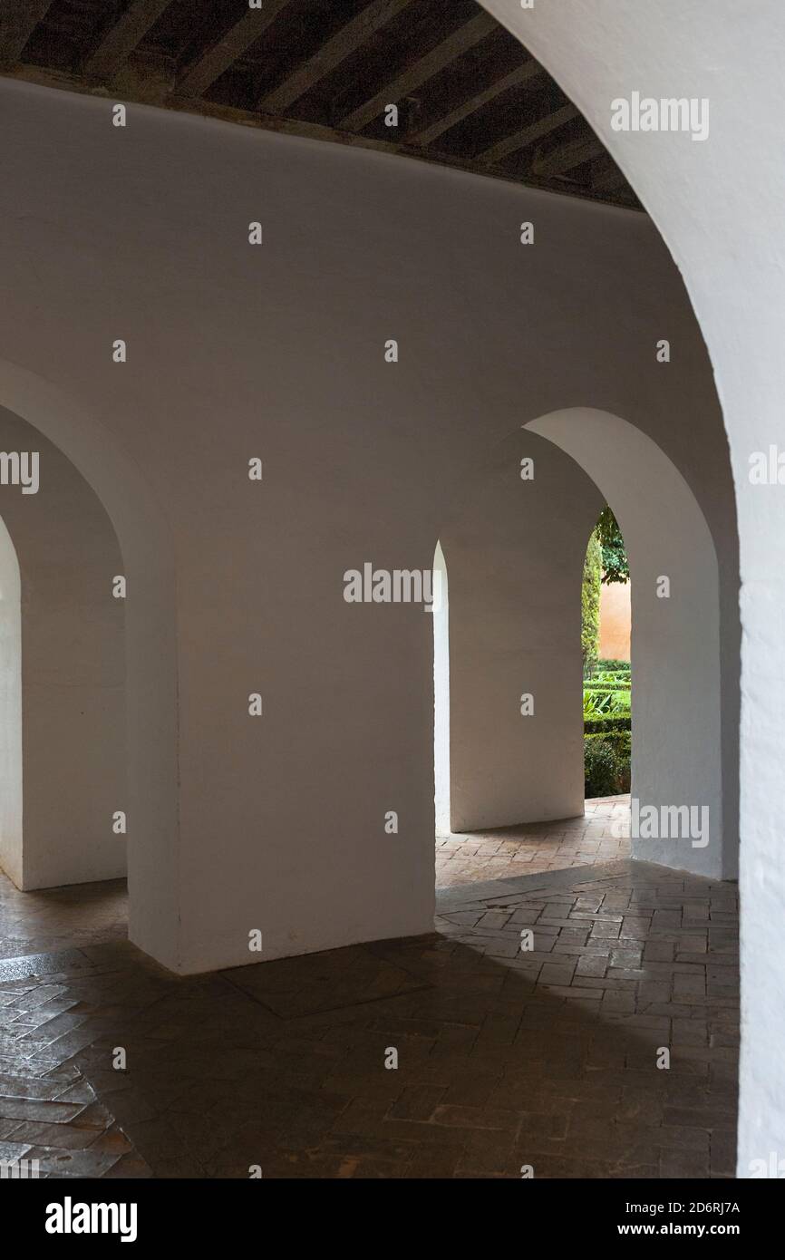 Der Patio de Lindaraja, von der Passage unter den Kaiserkammern (Habitaciones de Carlos V), La Alhambra, Granada, Andalusien, Spanien Stockfoto