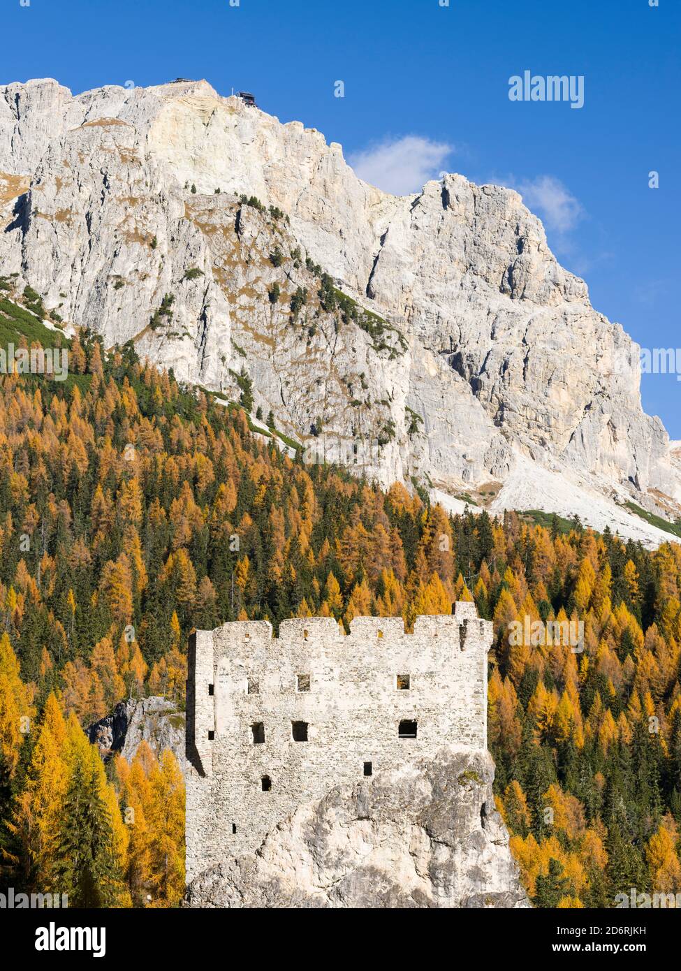 Andraz Schloß (auch genannt oder Andrac Buchenstein) in der Nähe von Passo Falzarego in den Dolomiten in der Region Veneto. Die Dolomiten des Veneto sind Teil der UNE Stockfoto