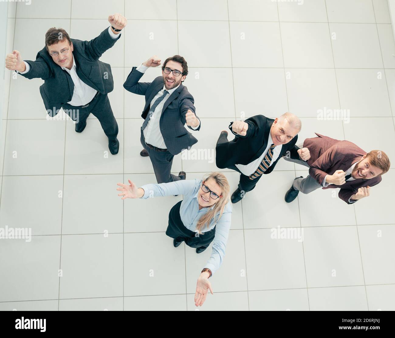 Draufsicht. Lustiges Business-Team beim Blick auf die Kamera. Stockfoto