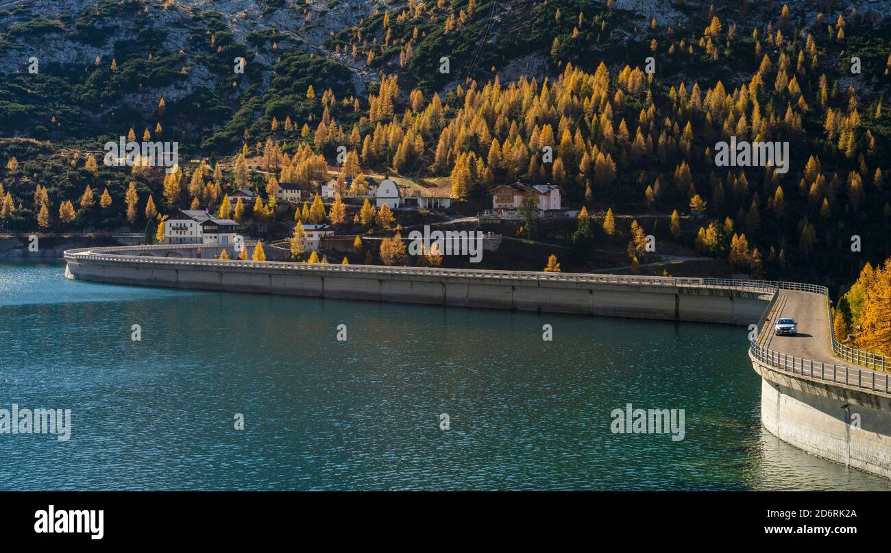 Lago di Fedaia, ein Reservoir an Passo Fedaia in der Nähe der Marmolada. Europa, Mitteleuropa, Italien, Oktober Stockfoto