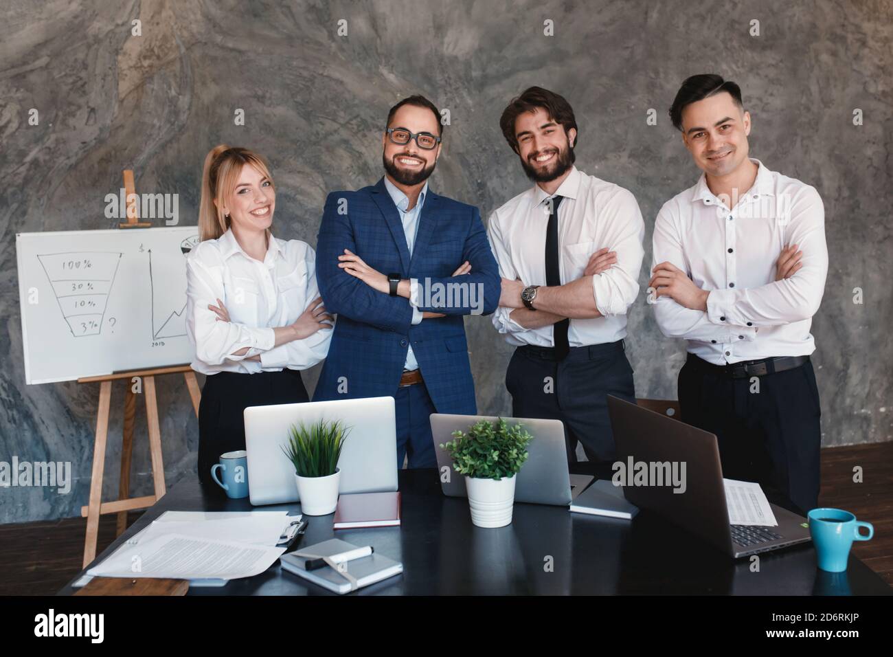 Junge erfolgreiche Mannschaft mit Blick auf die Kamera. Konzept freundliches Startup-Team Stockfoto