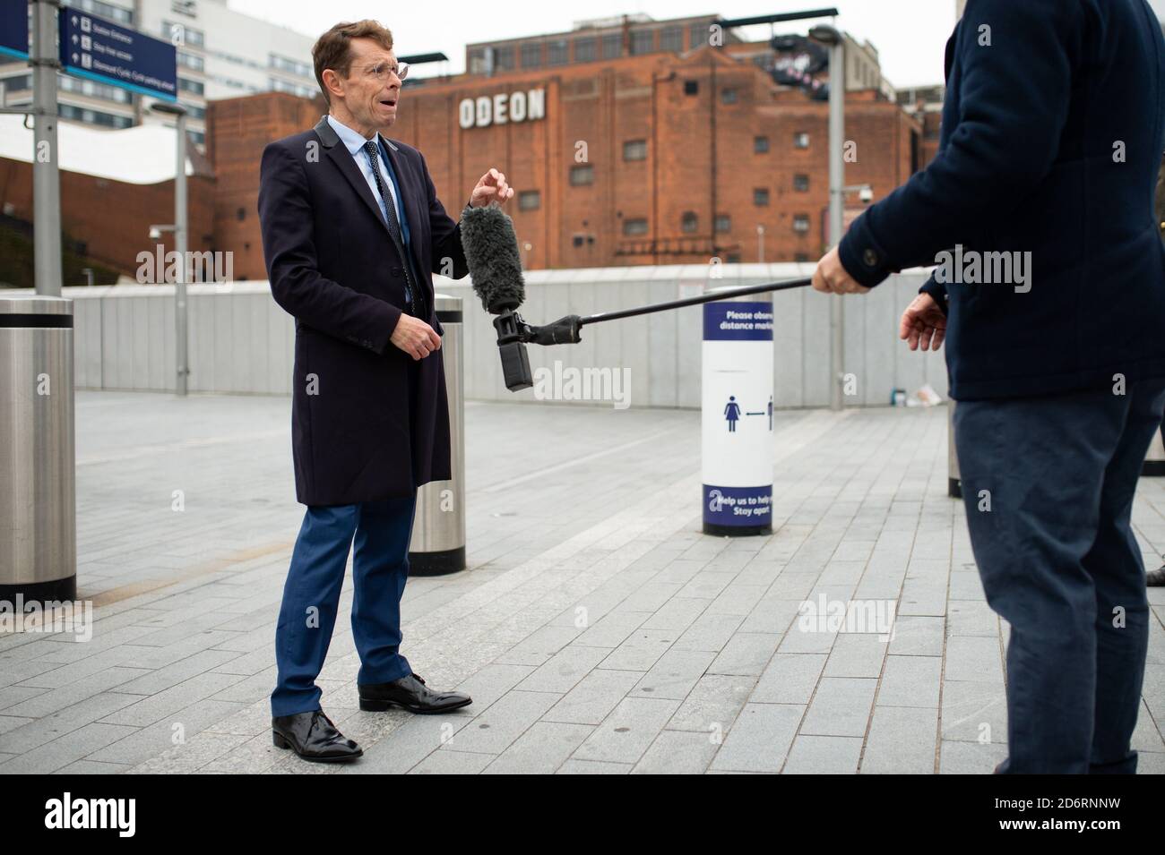 Der Bürgermeister von West Midlands, Andy Street, spricht vor der New Street Station in Birmingham mit den Medien, nachdem Innenminister Priti Patel zugestimmt hat, die Forderungen nach einer öffentlichen Untersuchung der Bombenanschläge von Birmingham 1974 zu prüfen. Stockfoto