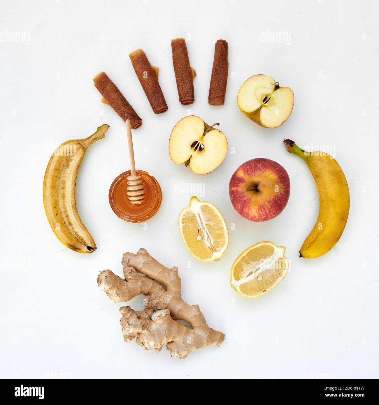 Vielfalt an gesunden Früchten auf weißem Hintergrund. Stockfoto