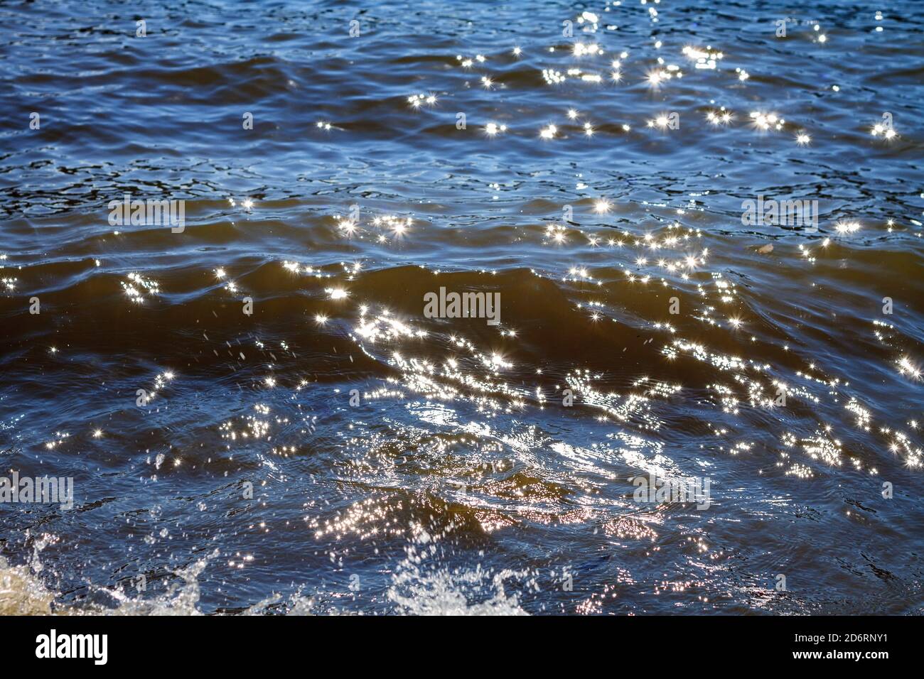 Die Sonne funkelt im blauen Wasser. Abstrakter Hintergrund mit Platz für Text Stockfoto