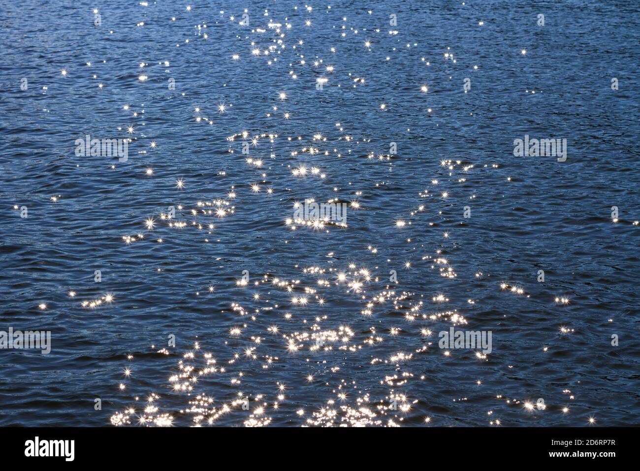 Die Sonne funkelt im blauen Wasser. Abstrakter Hintergrund mit Platz für Text Stockfoto