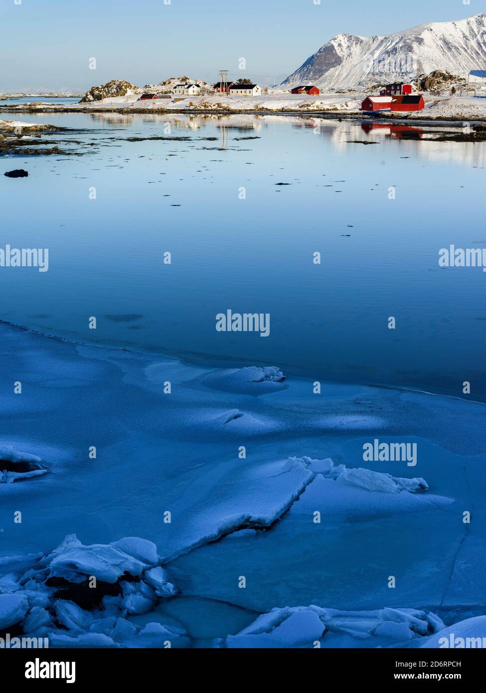 Blick in Richtung Siedlung auf Nesjeoyan. Landschaft im Winter, Insel Vestvavoy. Die Lofoten-Inseln im Norden Norwegens im Winter. Europa, Scandi Stockfoto