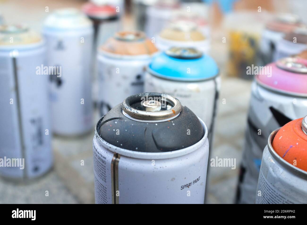 Gebrauchte Spraydosen ohne Ventile. Selektiver Fokus Stockfoto