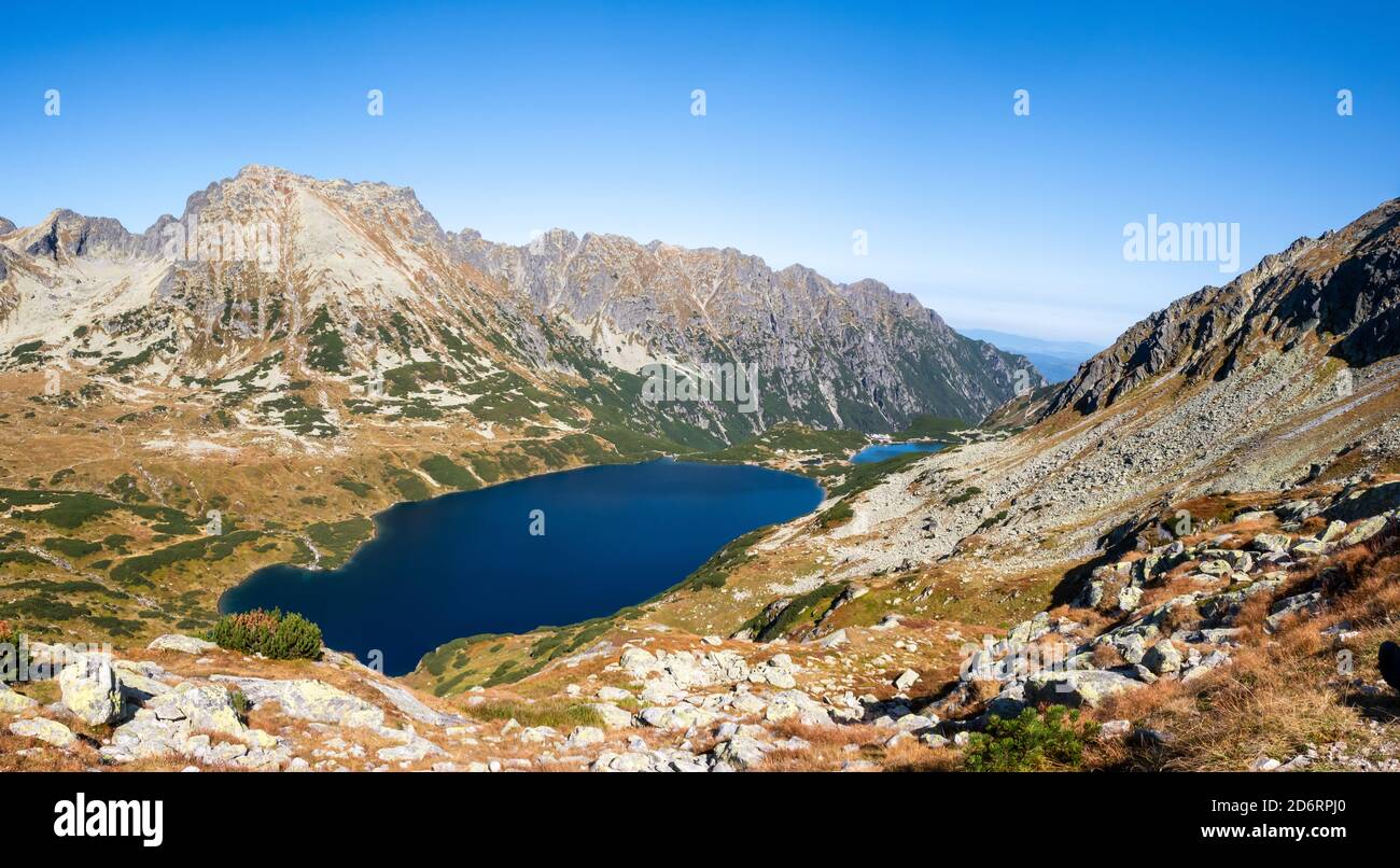 Fünf polnische Teiche Tal (Dolina Pieciu Stawow Polskich) hochauflösendes Panorama, Herbst. Kristallblauer Bergsee in der Hohen Tatra, Herbst Stockfoto