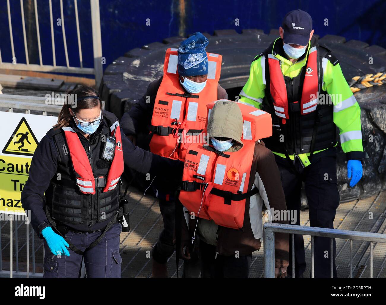 Eine Gruppe von Menschen, die als Migranten gelten, werden von der Border Force nach einem kleinen Bootsunfall im Kanal nach Dover, Kent, gebracht. Stockfoto