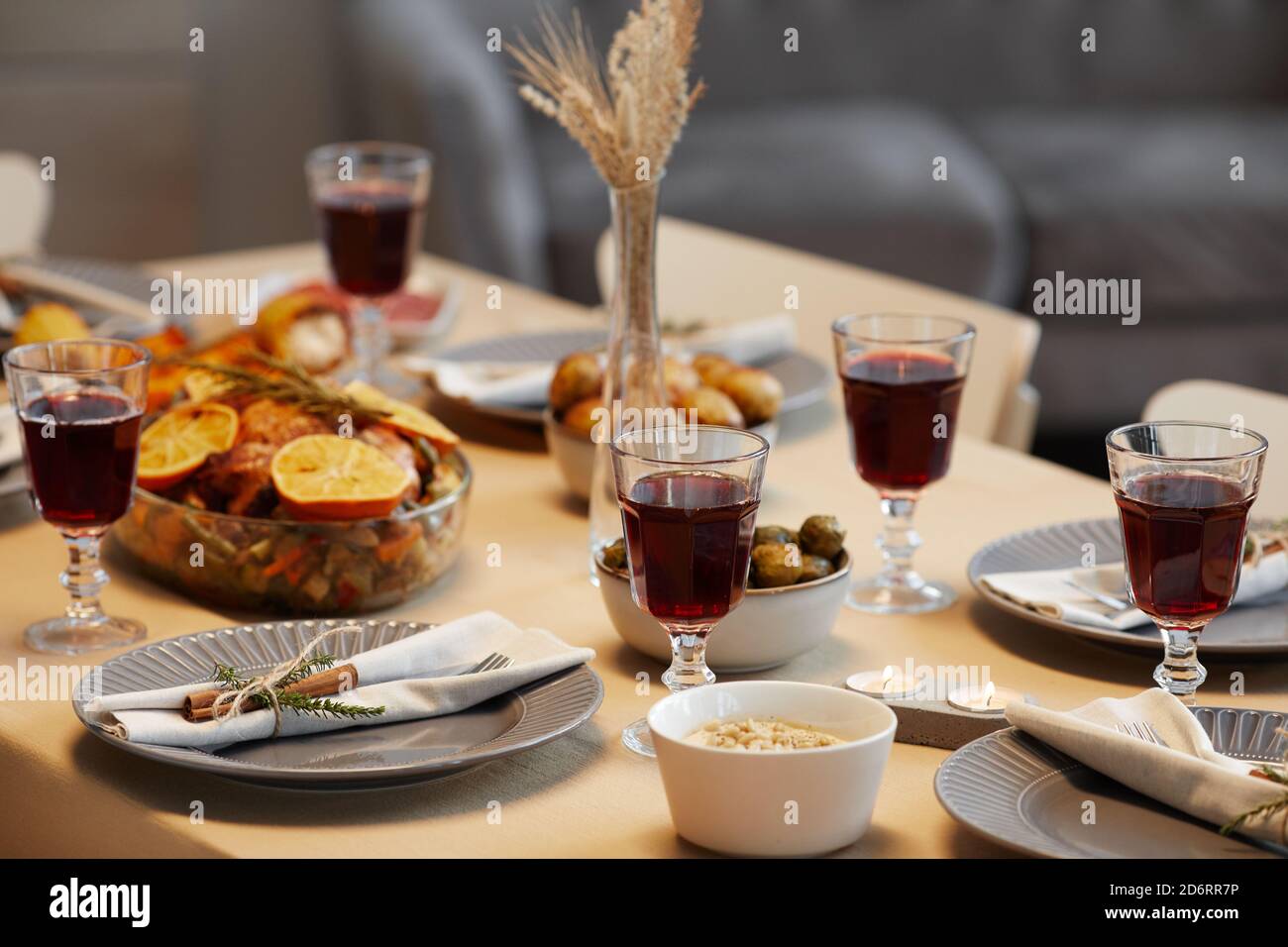 Hintergrundbild von köstlichen Speisen und gebratenes Huhn an Thanksgiving Tisch bereit für Dinner-Party mit Freunden und Familie, Kopierraum Stockfoto