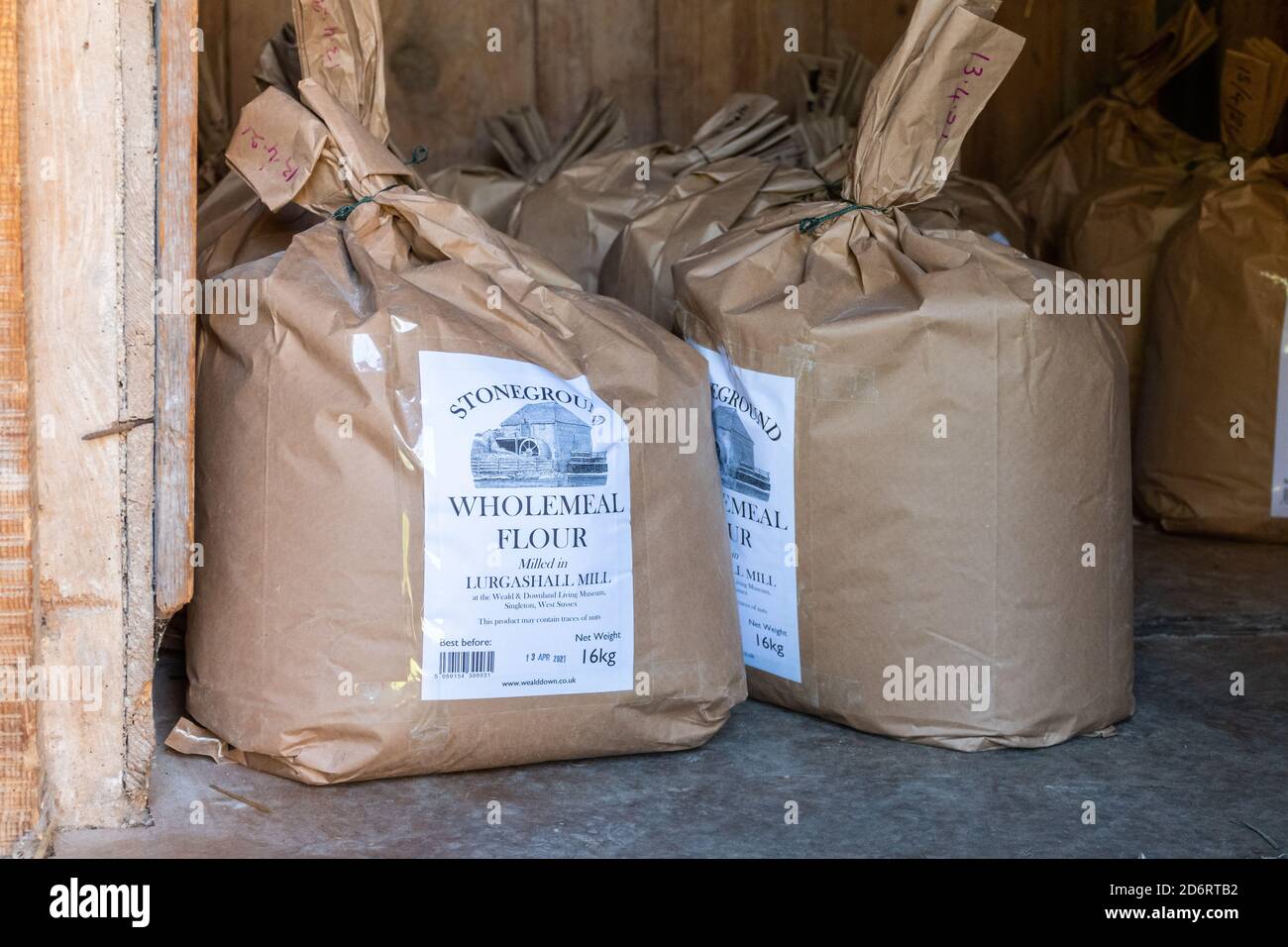 Säcke aus gemahlenem Mehl, gemahlen in Lurgashall Mill, Großbritannien Stockfoto