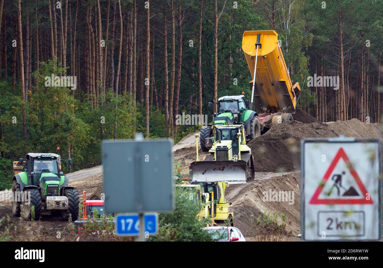 08. Oktober 2020, Brandenburg, Mühlenbeck: Arbeit an einer Erdmauer neben der AUTOBAHN A 10. Foto: Soeren Sache/dpa-Zentralbild/ZB Stockfoto