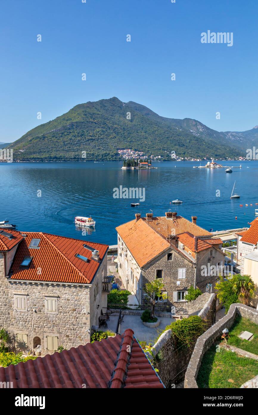 Draufsicht auf die Häuser und Straßen der alten Küstenstadt Perast, in der Bucht von Kotor, Montenegro. Stockfoto