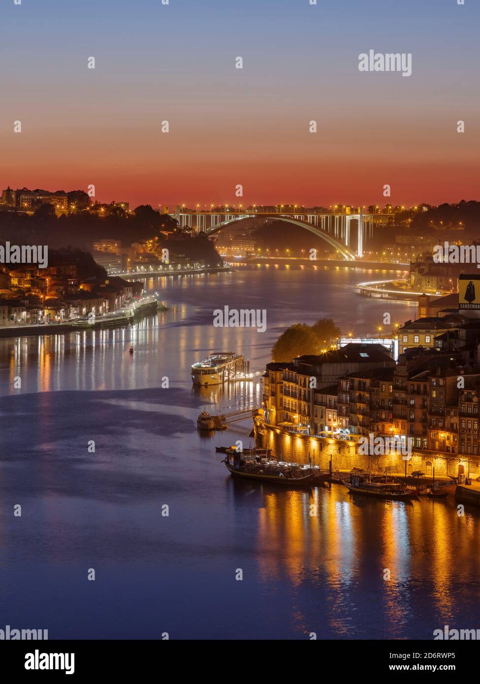 Sonnenuntergang über Rio Douro. Links Vila Nova de Gaia, rechts die Altstadt. Stadt Porto (Porto) in Rio Douro im Norden Portugals. Die Altstadt steht unter Denkmalschutz Stockfoto