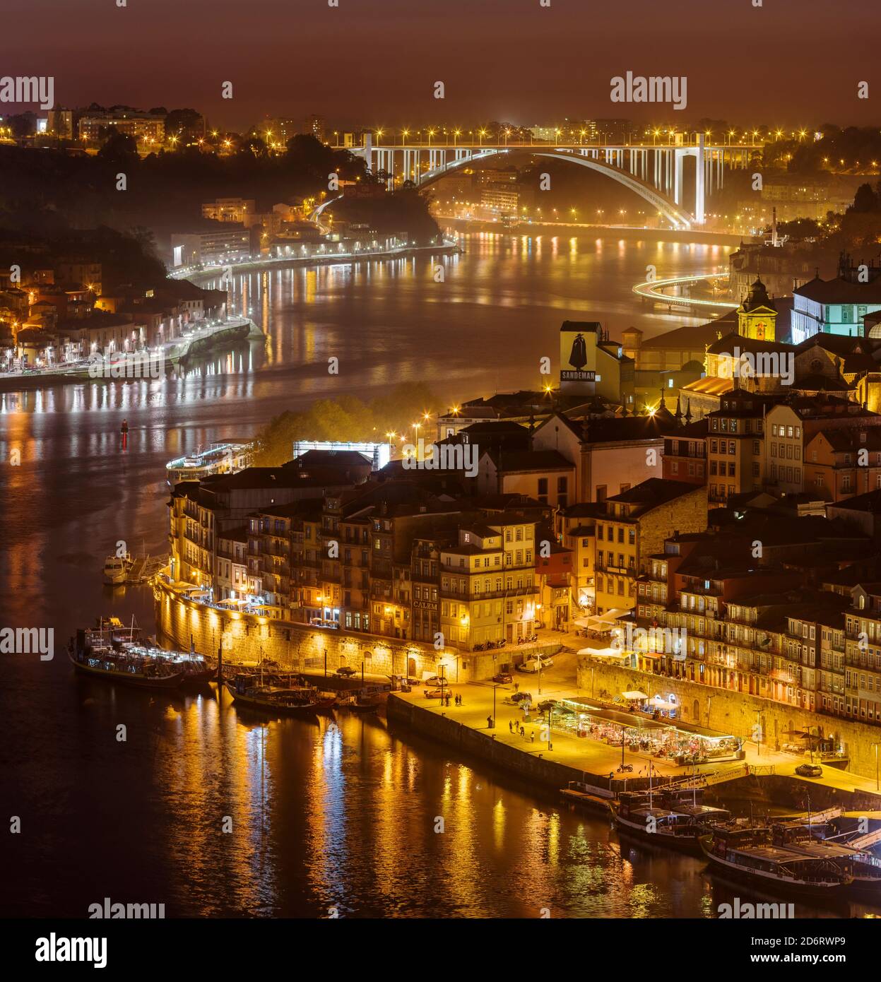 Sonnenuntergang über Rio Douro. Links Vila Nova de Gaia, rechts die Altstadt. Stadt Porto (Porto) in Rio Douro im Norden Portugals. Die Altstadt steht unter Denkmalschutz Stockfoto