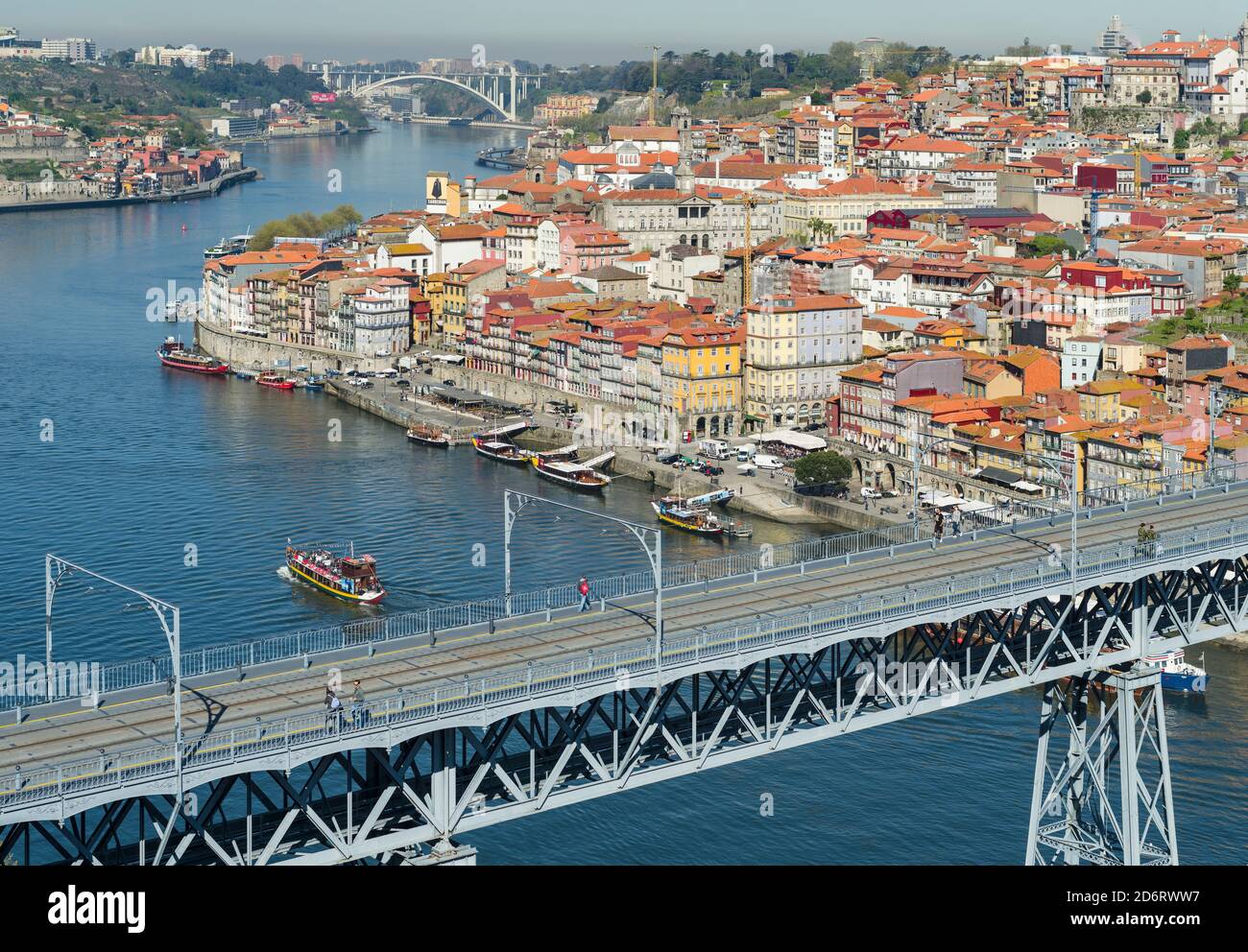 Blick von Vila Nova de Gaia in Richtung Porto mit der Altstadt und der Brücke Ponte Dom Luis I . Stadt Porto (Porto) bei Rio Douro im Norden von Portuga Stockfoto