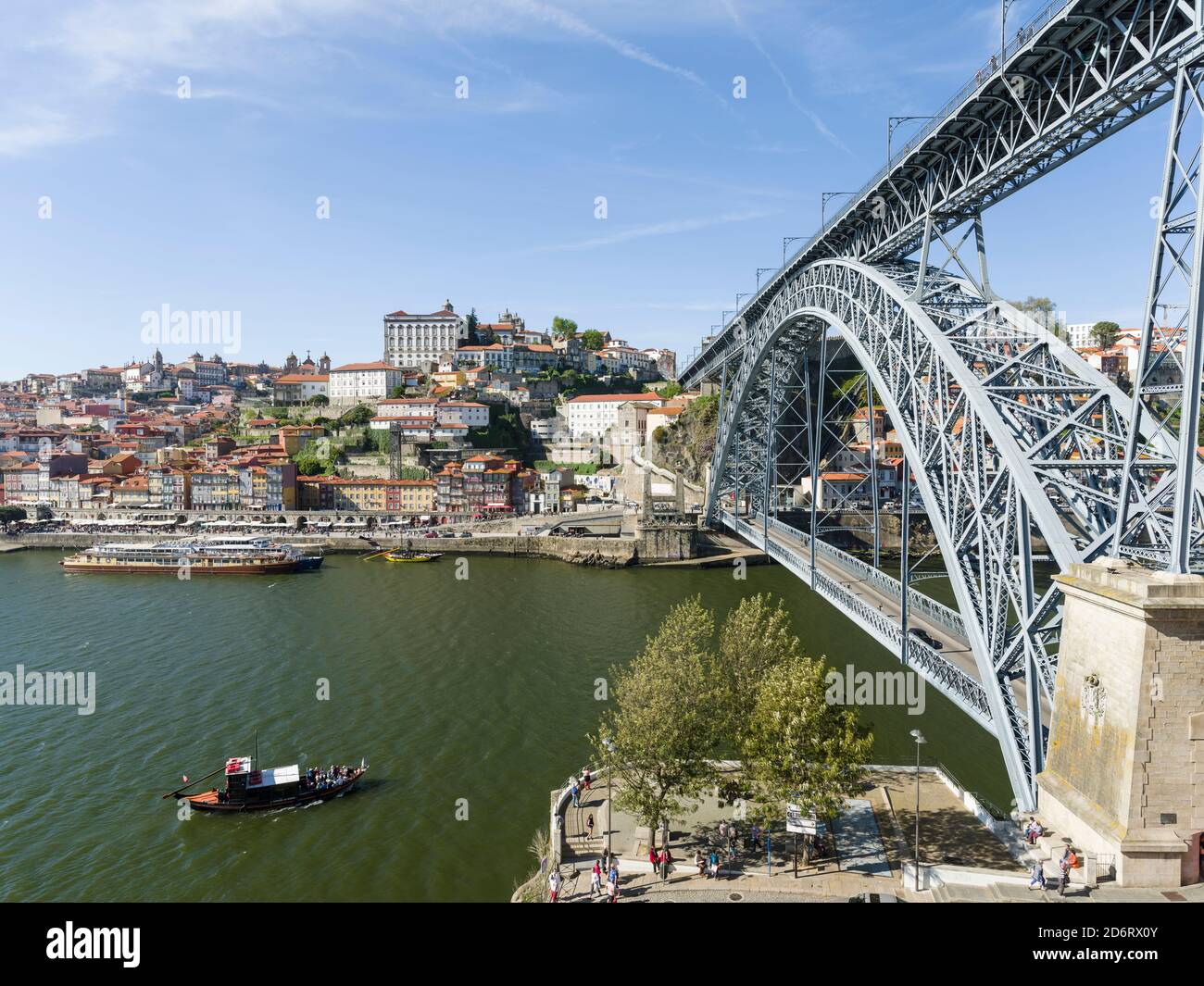 Blick von Vila Nova de Gaia in Richtung Porto mit der Altstadt und der Brücke Ponte Dom Luis I . Stadt Porto (Porto) bei Rio Douro im Norden von Portuga Stockfoto