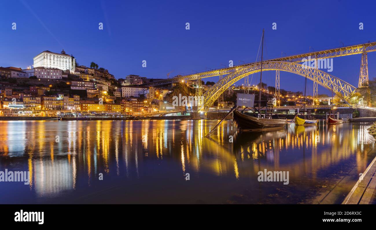 Blick von Vila Nova de Gaia nach Porto mit der Altstadt, der Brücke Ponte Dom Luis I und den traditionellen Rabelo-Booten, die früher für den Schiffswein verwendet wurden. Stadt Por Stockfoto