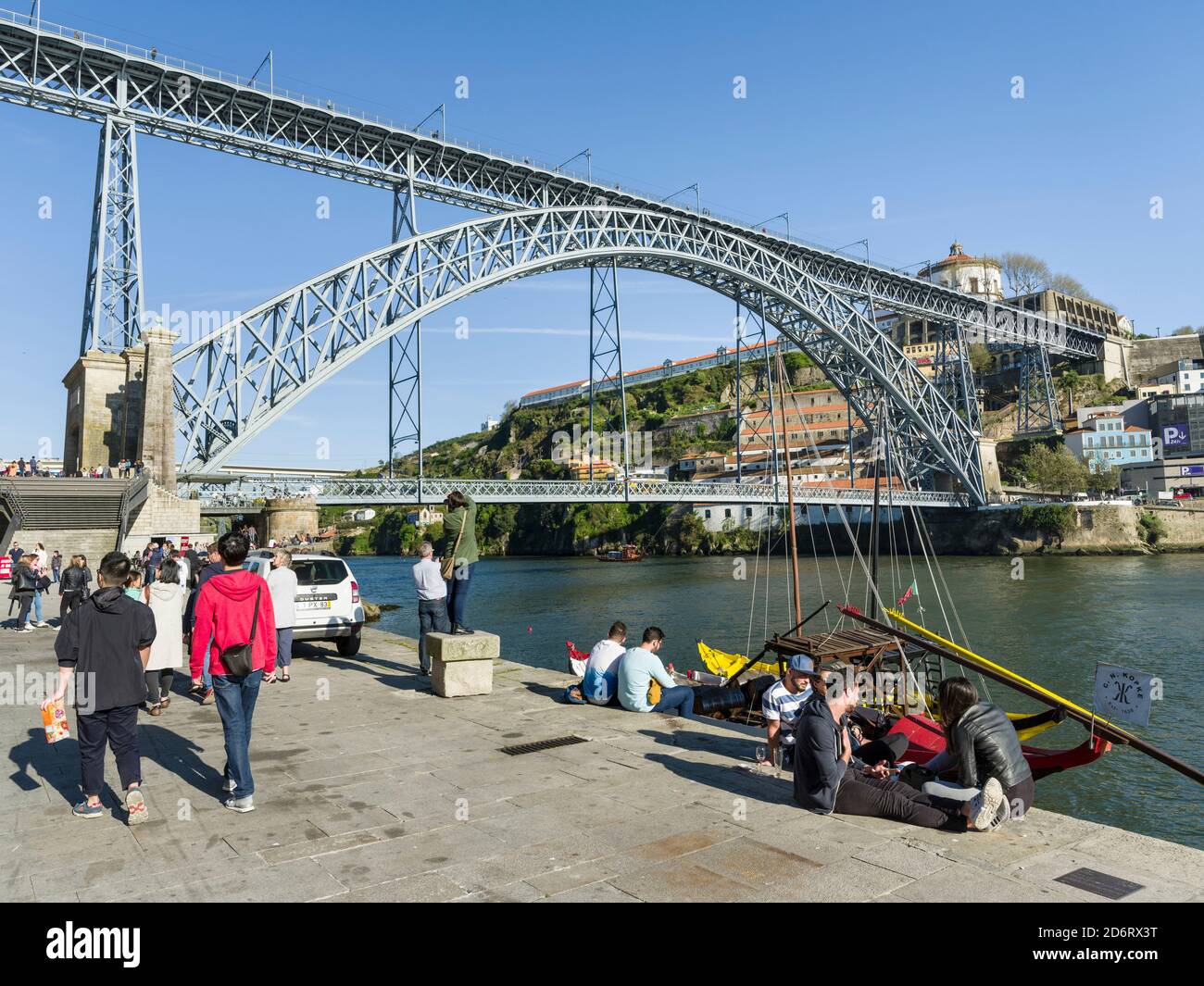 Blick von der Altstadt Ribeira in Porto in Richtung Vila Nova de Gaia und der Brücke Ponte Dom Luis I . Stadt Porto (Porto) bei Rio Douro im Norden von Stockfoto
