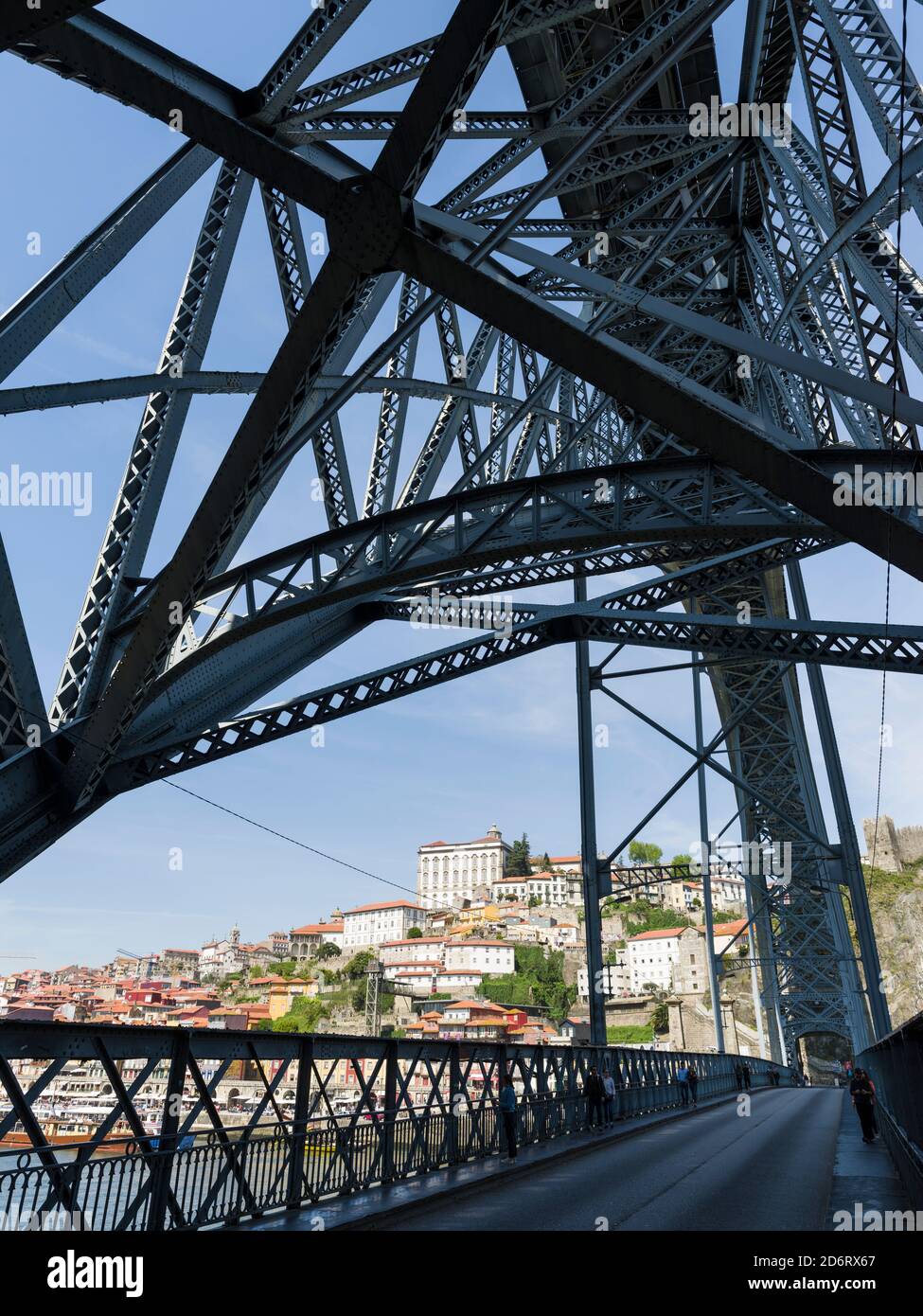 Blick von Vila Nova de Gaia über die Brücke Ponte Dom Luis I auf die Altstadt von Porto. Stadt Porto (Porto) in Rio Douro im Nort Stockfoto