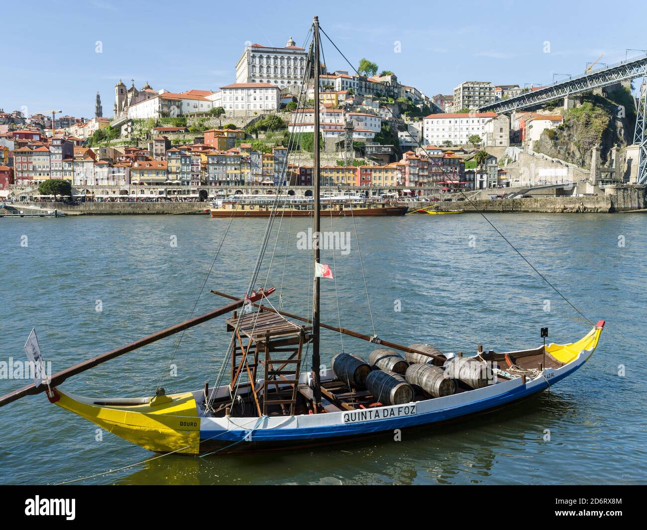 Blick von Vila Nova de Gaia in Richtung Porto mit der Altstadt. Stadt Porto (Porto) in Rio Douro im Norden Portugals. Die Altstadt ist unter dem Namen UNES gelistet Stockfoto