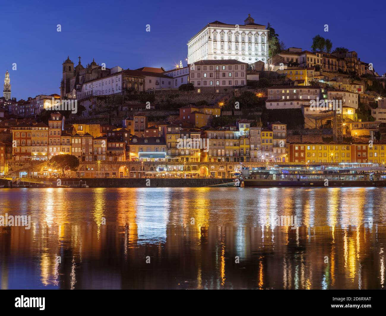 Blick von Vila Nova de Gaia in Richtung Porto mit der Altstadt. Stadt Porto (Porto) in Rio Douro im Norden Portugals. Die Altstadt ist unter dem Namen UNES gelistet Stockfoto