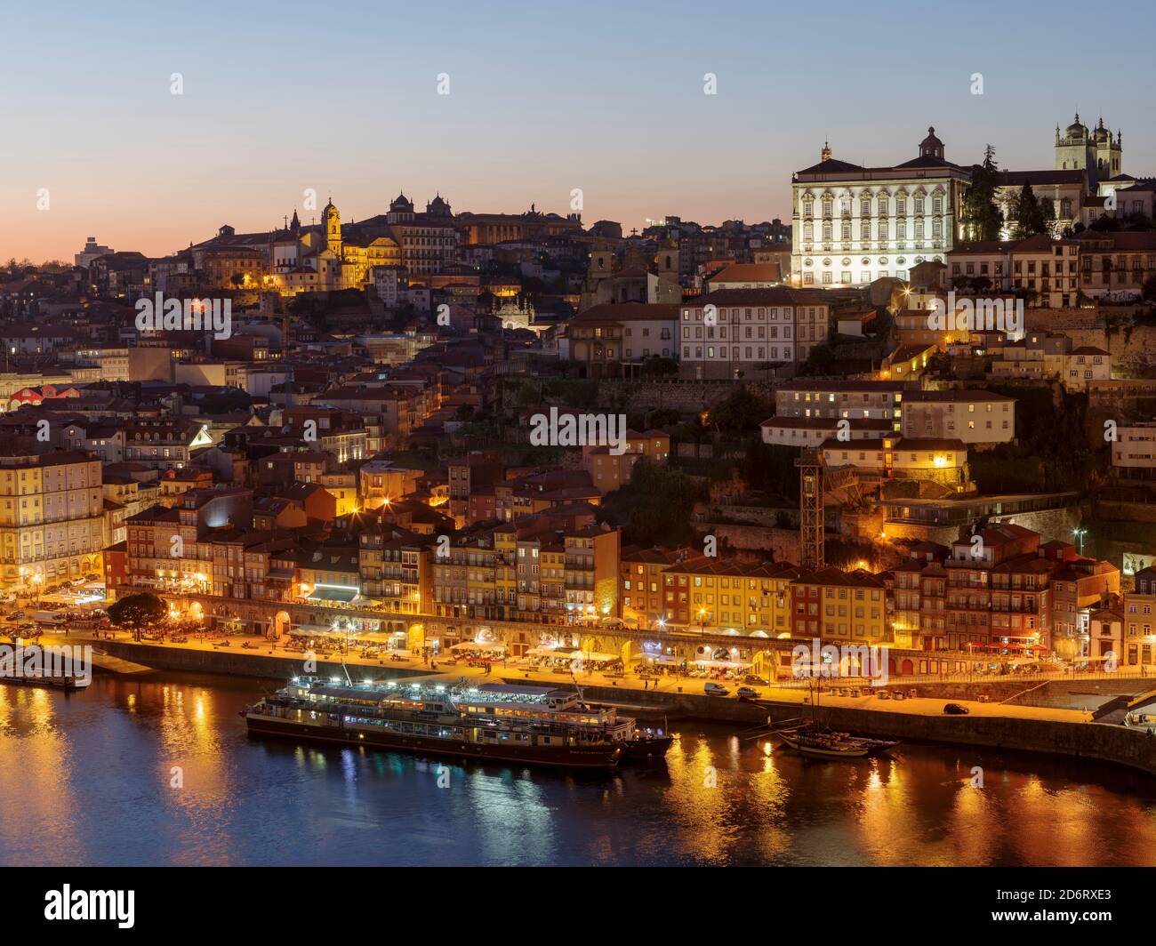 Blick von Vila Nova de Gaia in Richtung Porto mit der Altstadt. Stadt Porto (Porto) in Rio Douro im Norden Portugals. Die Altstadt ist unter dem Namen UNES gelistet Stockfoto