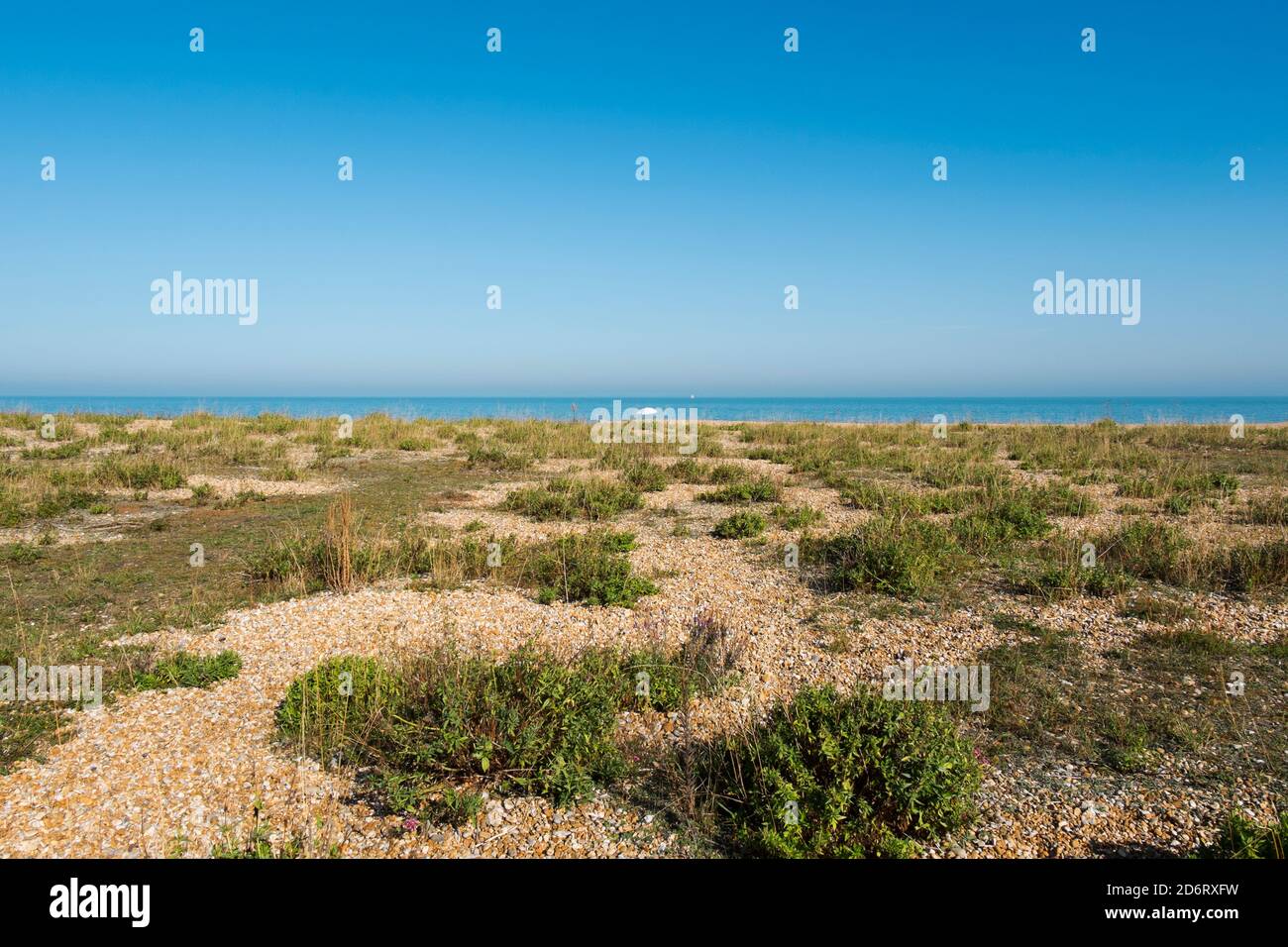 Ein einsamer weißer Sonnenschirm an einem einsamen Strand in Kingsdown, Deal, Kent, Großbritannien Stockfoto