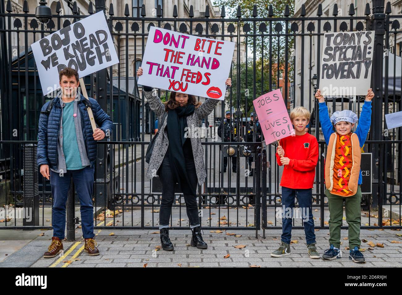 Ein kleiner Kopf zur Downing Street, um einen Brief und eine Petition zu liefern, aber sind nicht erlaubt in - GroupHospoDemo im parlament Platz für Arbeiter in / oder in Verbindung mit Gastfreundschaft, einschließlich: Köche, Gastronomen, Betreiber, Besitzer, Wartungspersonal, Barkeeper, Publicans, Caterer, Usw. Sie glauben, dass die neuesten COVID-19-Beschränkungen in Bezug auf Gaststätten "tiefgreifende Auswirkungen auf die Wirtschaft haben und, wenn sie weiter bestehen, zum Untergang von Tausenden von Restaurants, Bars, Clubs und anderen verbundenen Unternehmen führen werden, Ein großer Teil der britischen Gastgewerbe-Unternehmen hat keine Arbeit mehr.“ Stockfoto