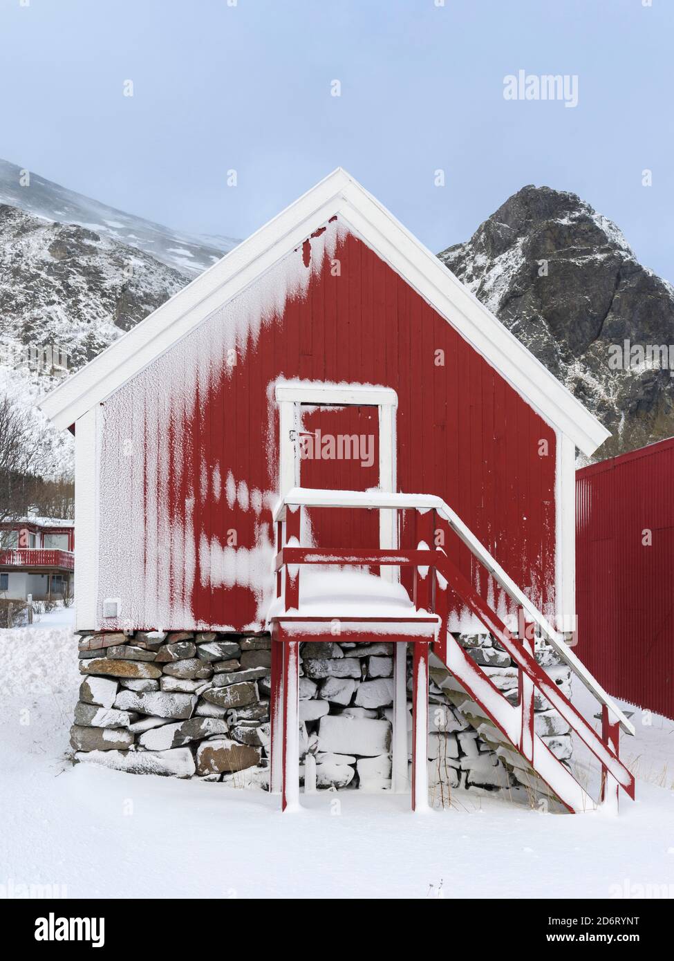 Traditionelle Fischerhütte oder Rorbu. Dorf Ramberg auf der Insel Flakstadoya. Die Lofoten-Inseln im Norden Norwegens im Winter. Europa, Scandi Stockfoto