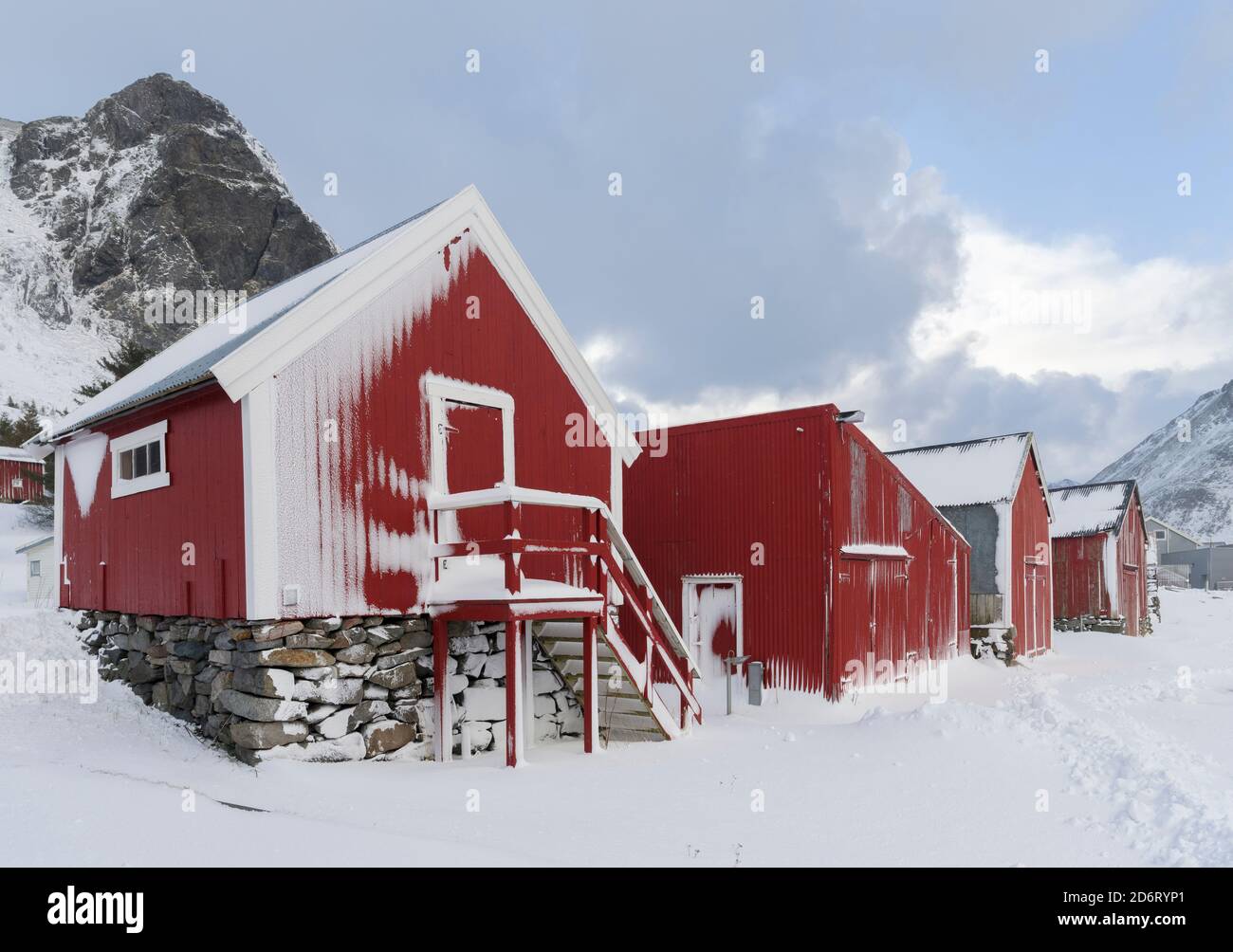 Traditionelle Fischerhütte oder Rorbu. Dorf Ramberg auf der Insel Flakstadoya. Die Lofoten-Inseln im Norden Norwegens im Winter. Europa, Scandi Stockfoto