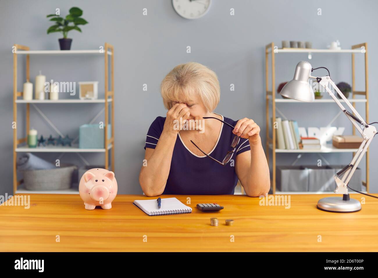 Reifen müde Frau Buchhalter Wischen Augen ohne Brille während online Besprechung Stockfoto