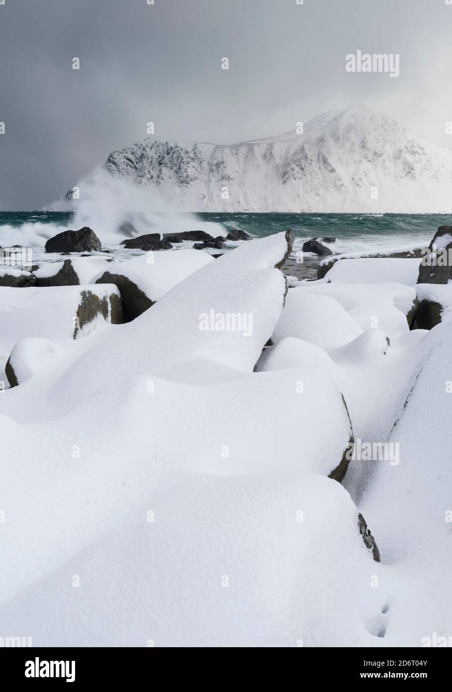 Küste in der Nähe von Flakstad, Insel Flakstadoya. Die Lofoten-Inseln im Norden Norwegens im Winter. Europa, Skandinavien, Norwegen, Februar Stockfoto