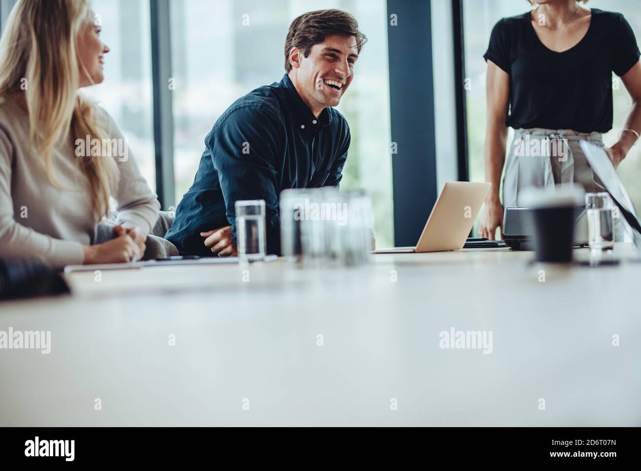 Team von Unternehmensexperten, das in einer Besprechung freundlich diskutiert. Geschäftsteam führt Projektdiskussionen im Konferenzraum durch. Stockfoto